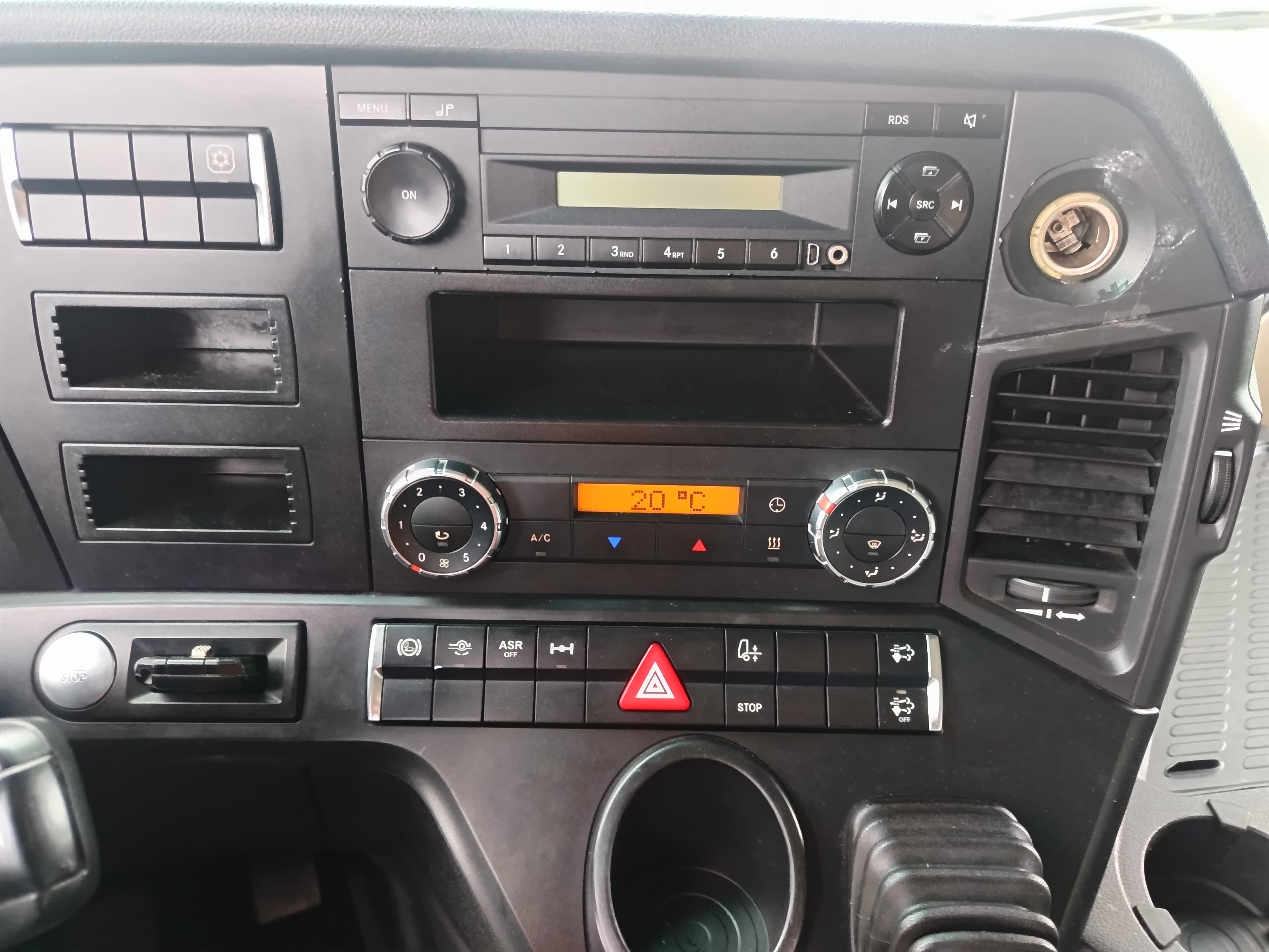 Mercedes-Benz 1845 · Ano 2014 — imagem 19