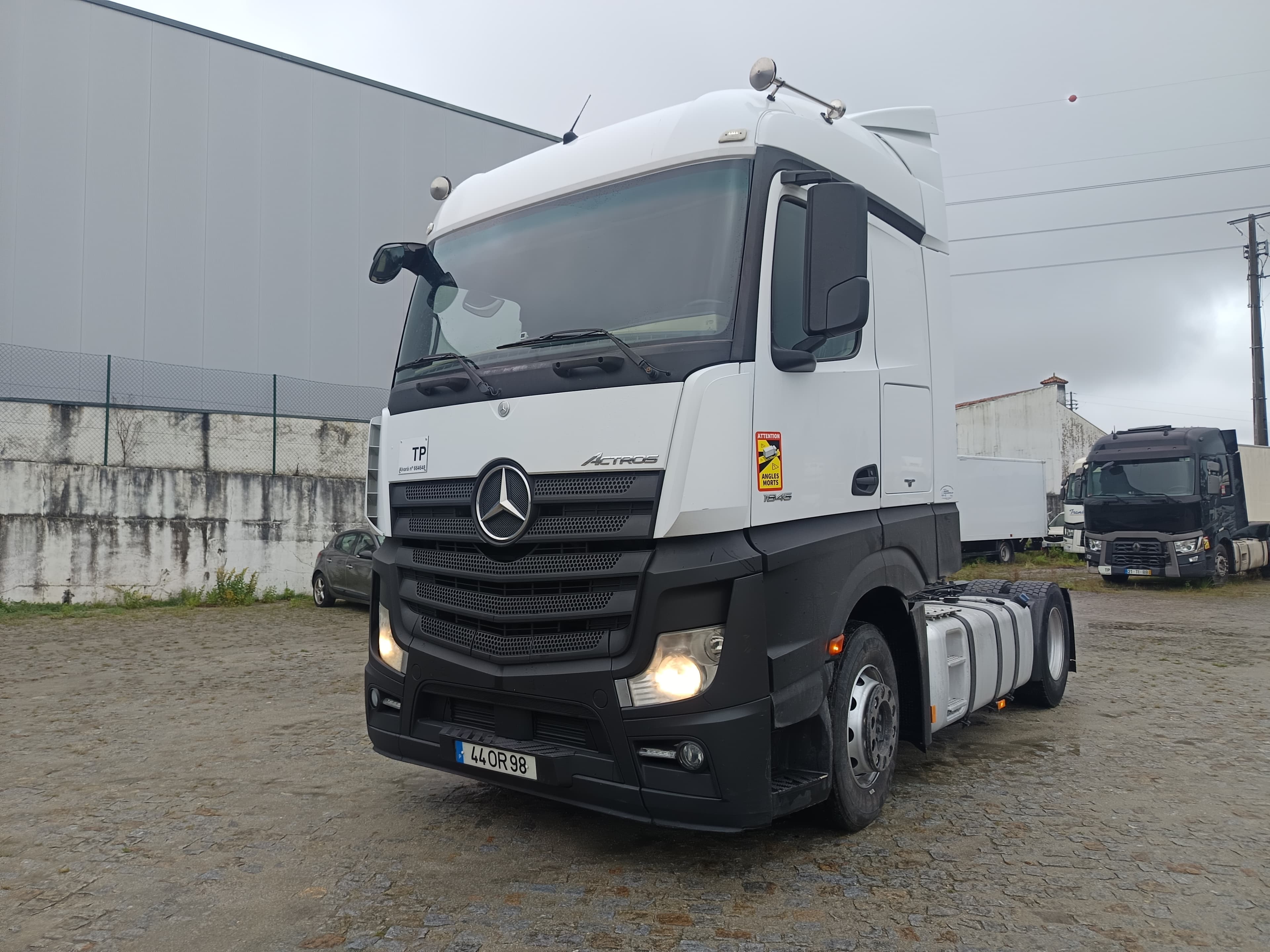 Mercedes-Benz 1845 · Ano 2014 — imagem 1