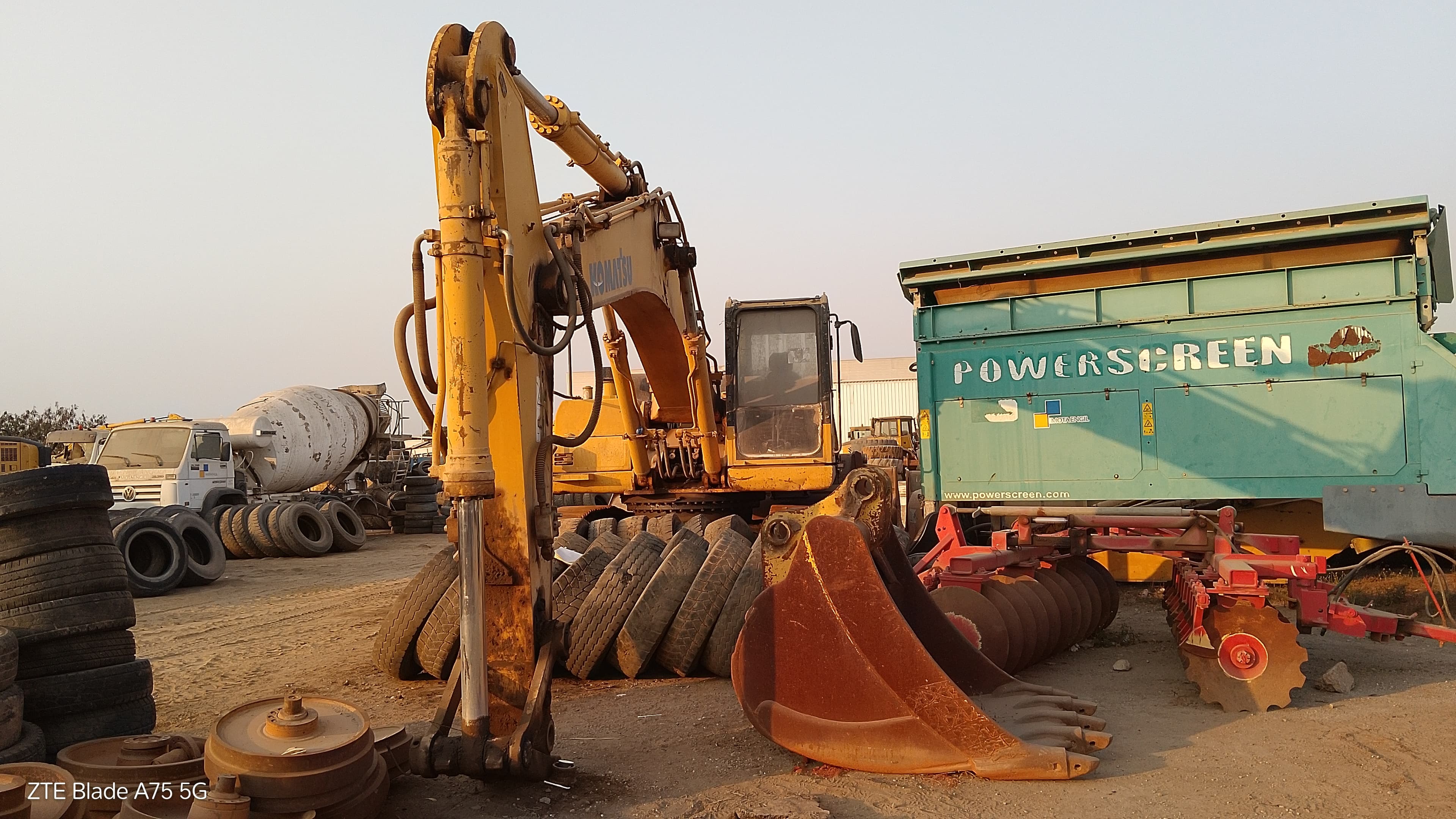 Escavadora de Rastos 30 T KOMATSU PC300-8 — imagem 2