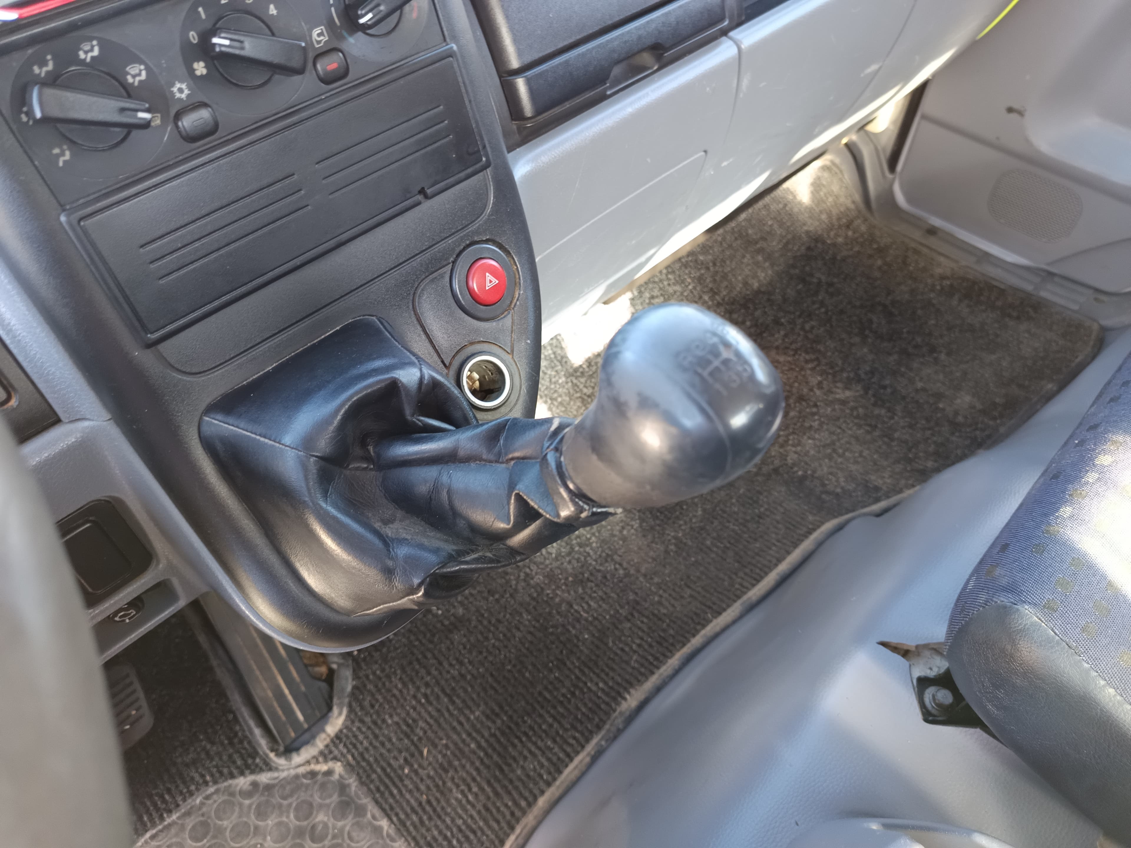 Mitsubishi Canter · Ano 2008 — imagem 21