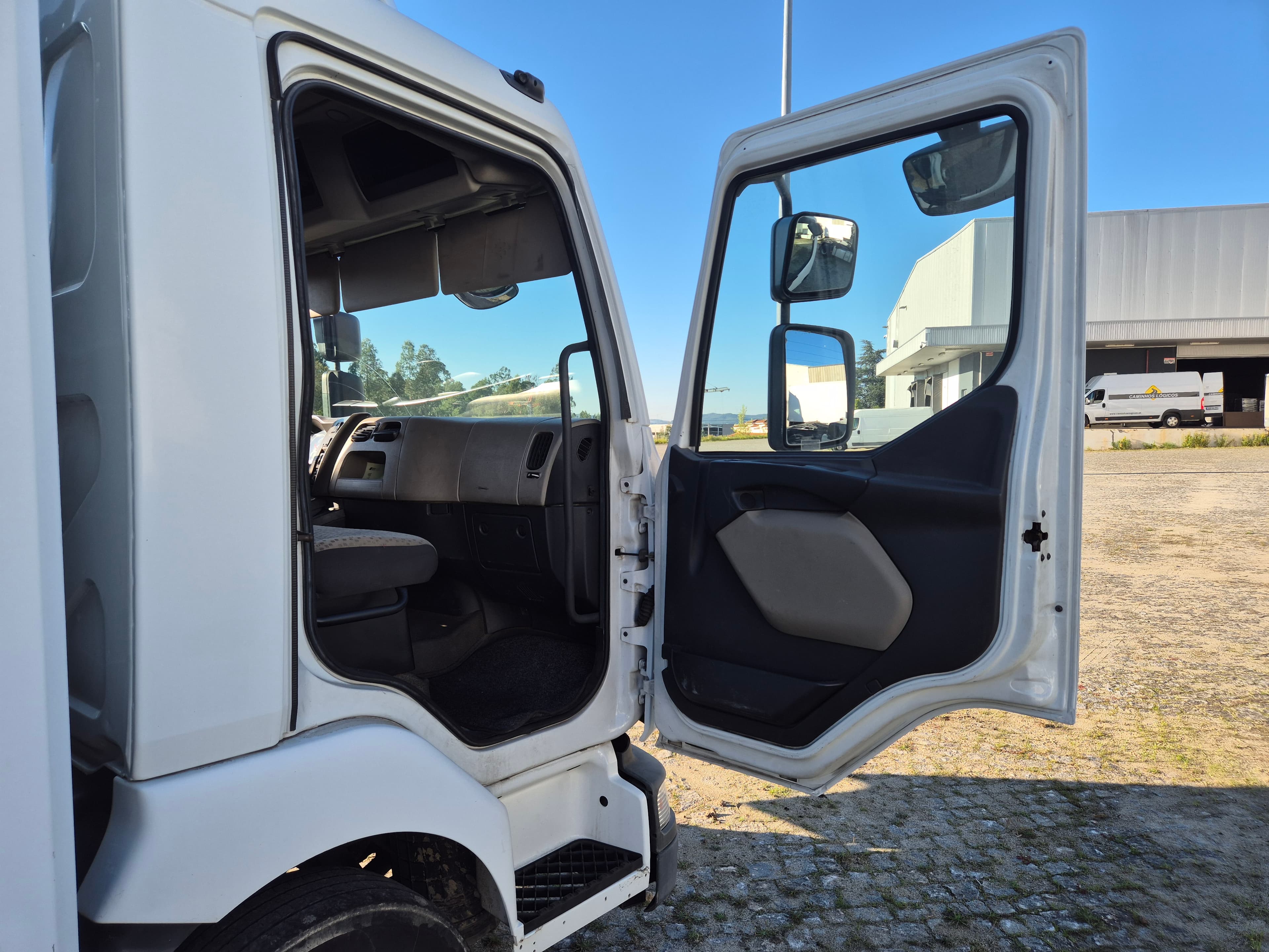 Renault Midlum · Ano 2009 — image 27