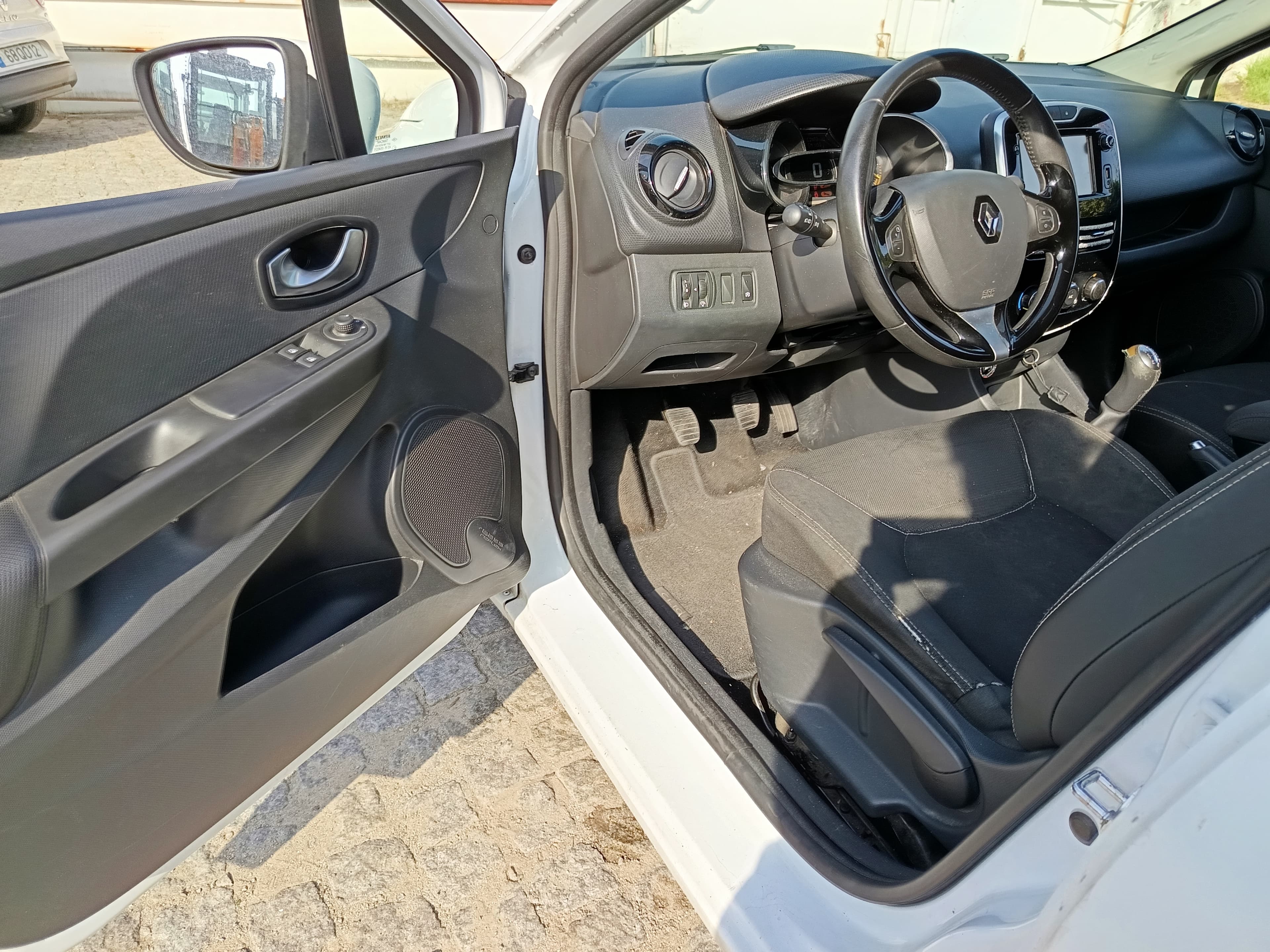 Renault Clio · Ano 2015 — imagem 31