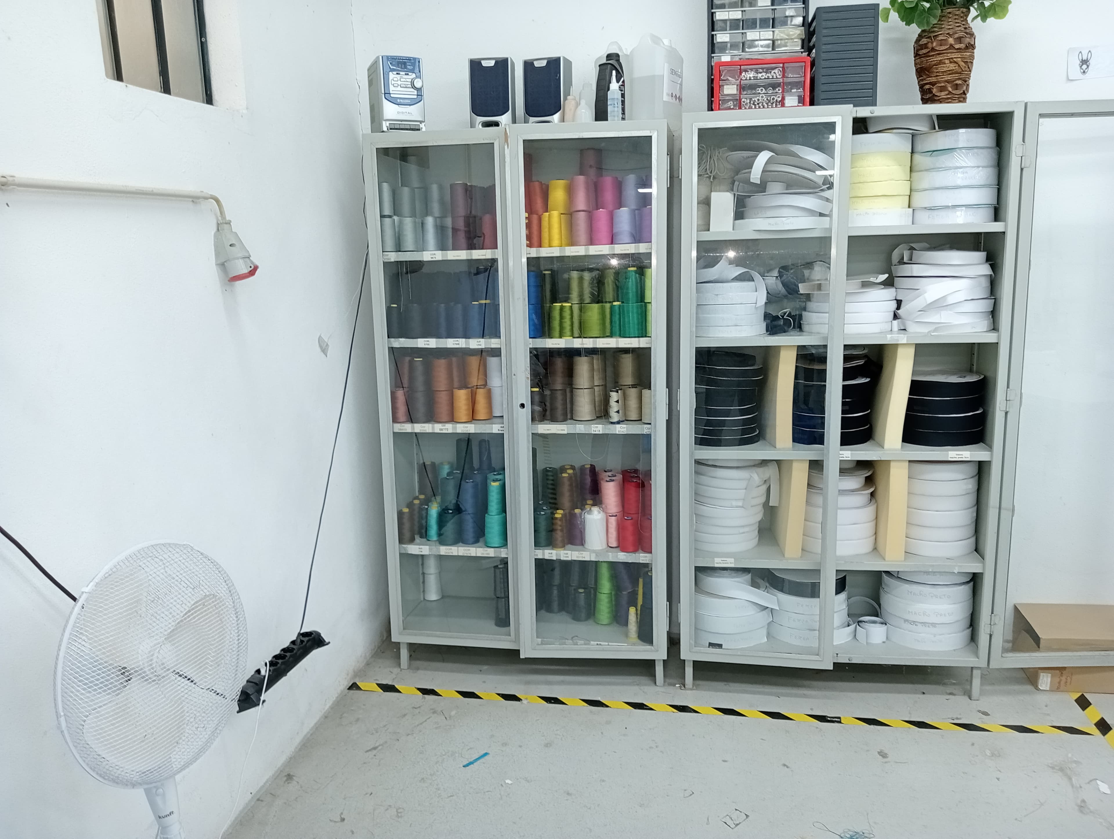 Equipamentos para a Indústria Têxtil · Escritório — imagem 76
