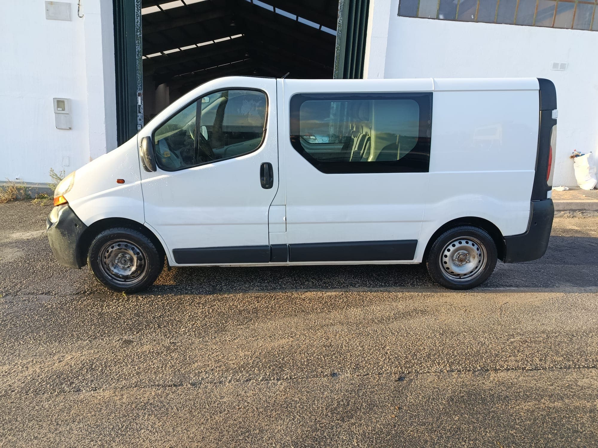 Renault Trafic · 6 Lugares · Ano 2006 — imagen 4