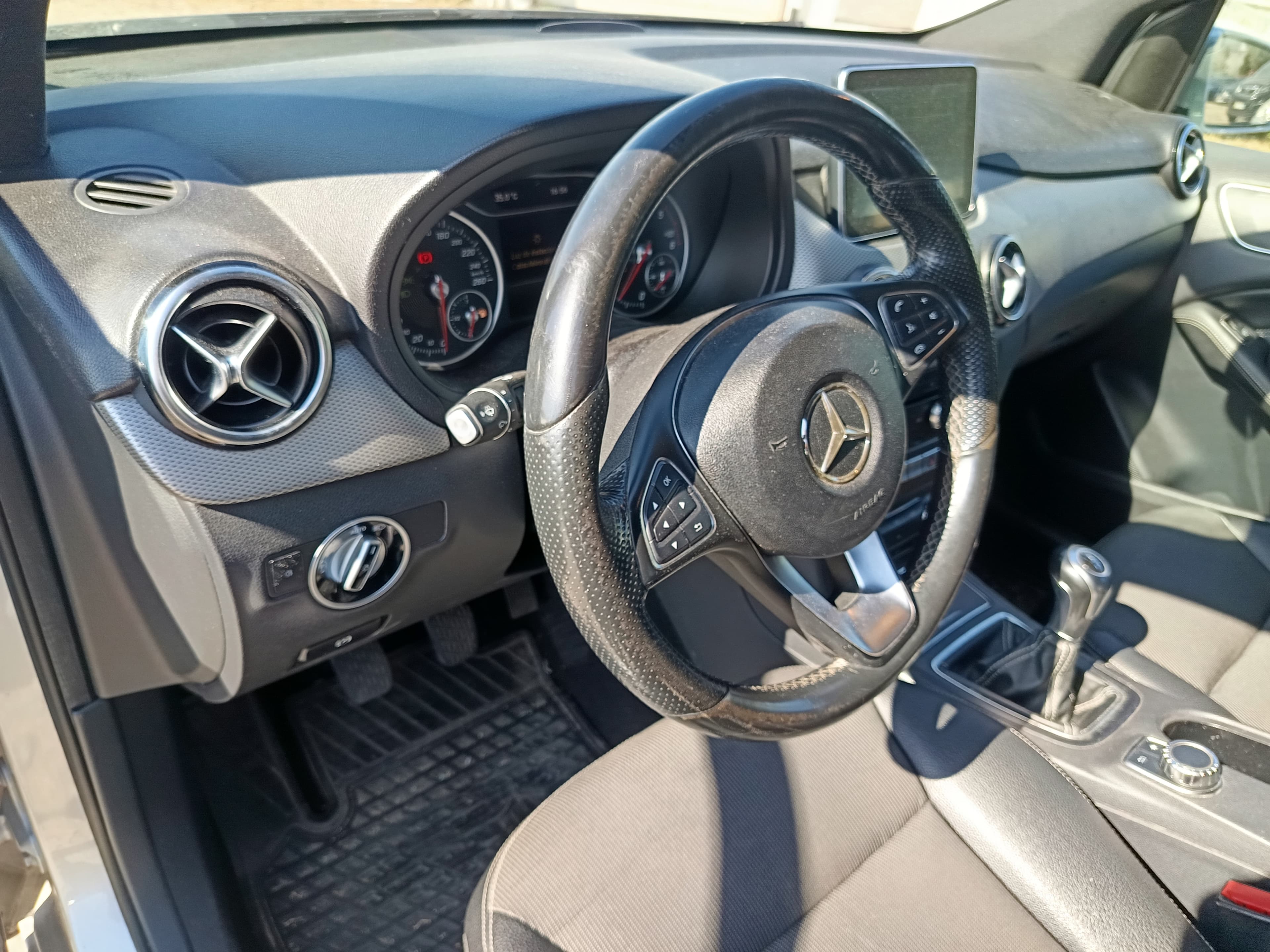 Mercedes-Benz B180 · Ano 2015 — imagen 25