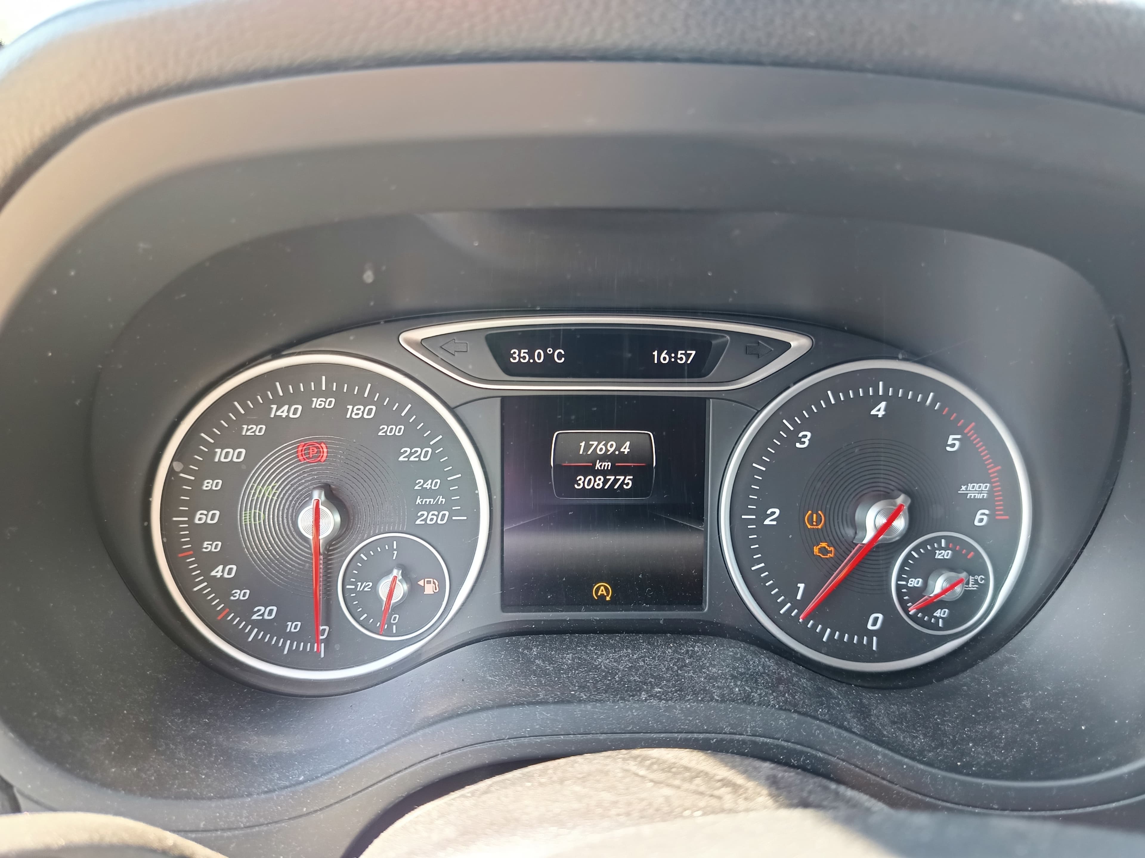 Mercedes-Benz B180 · Ano 2015 — imagen 32