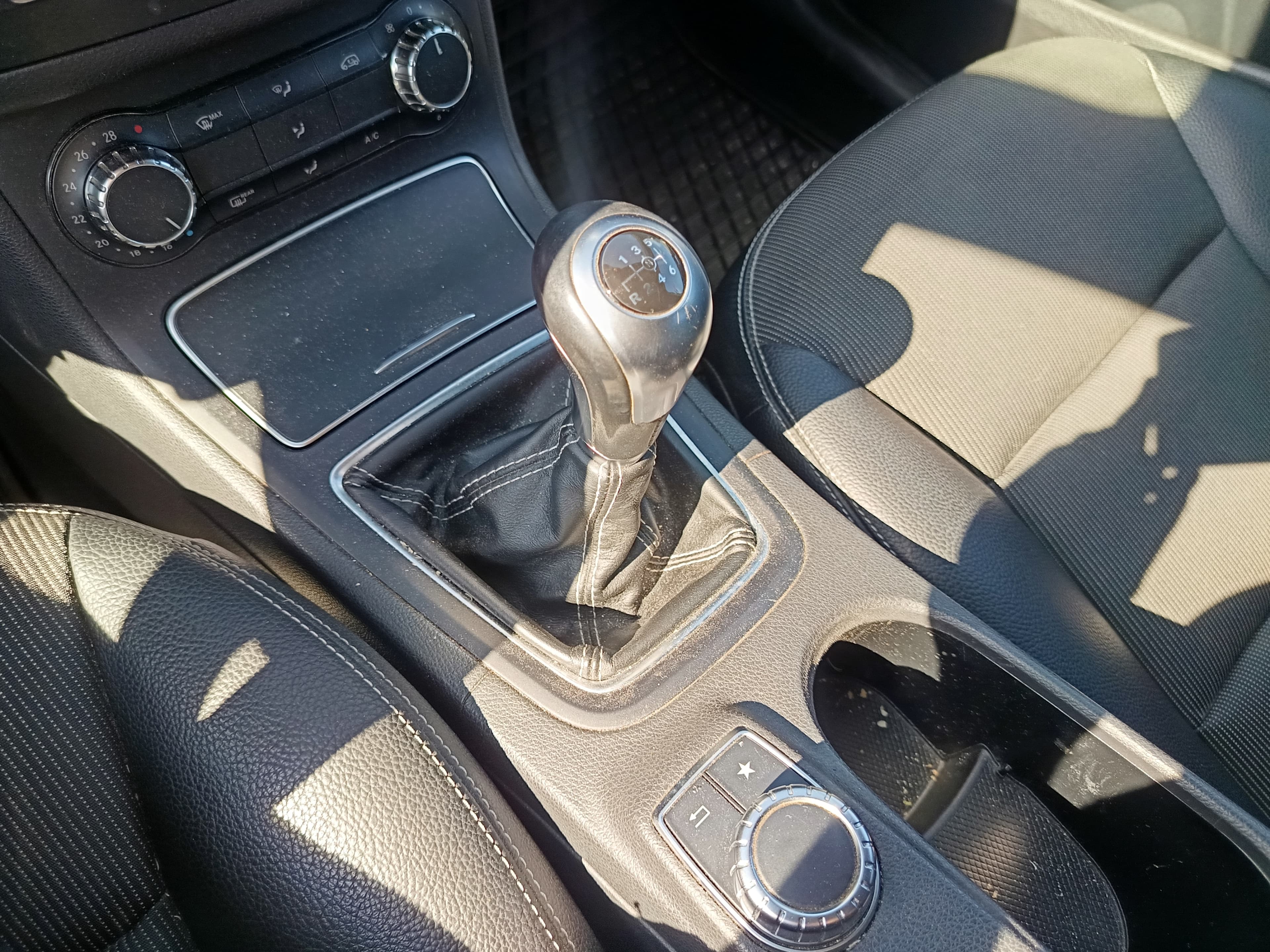 Mercedes-Benz B180 · Ano 2015 — imagen 30