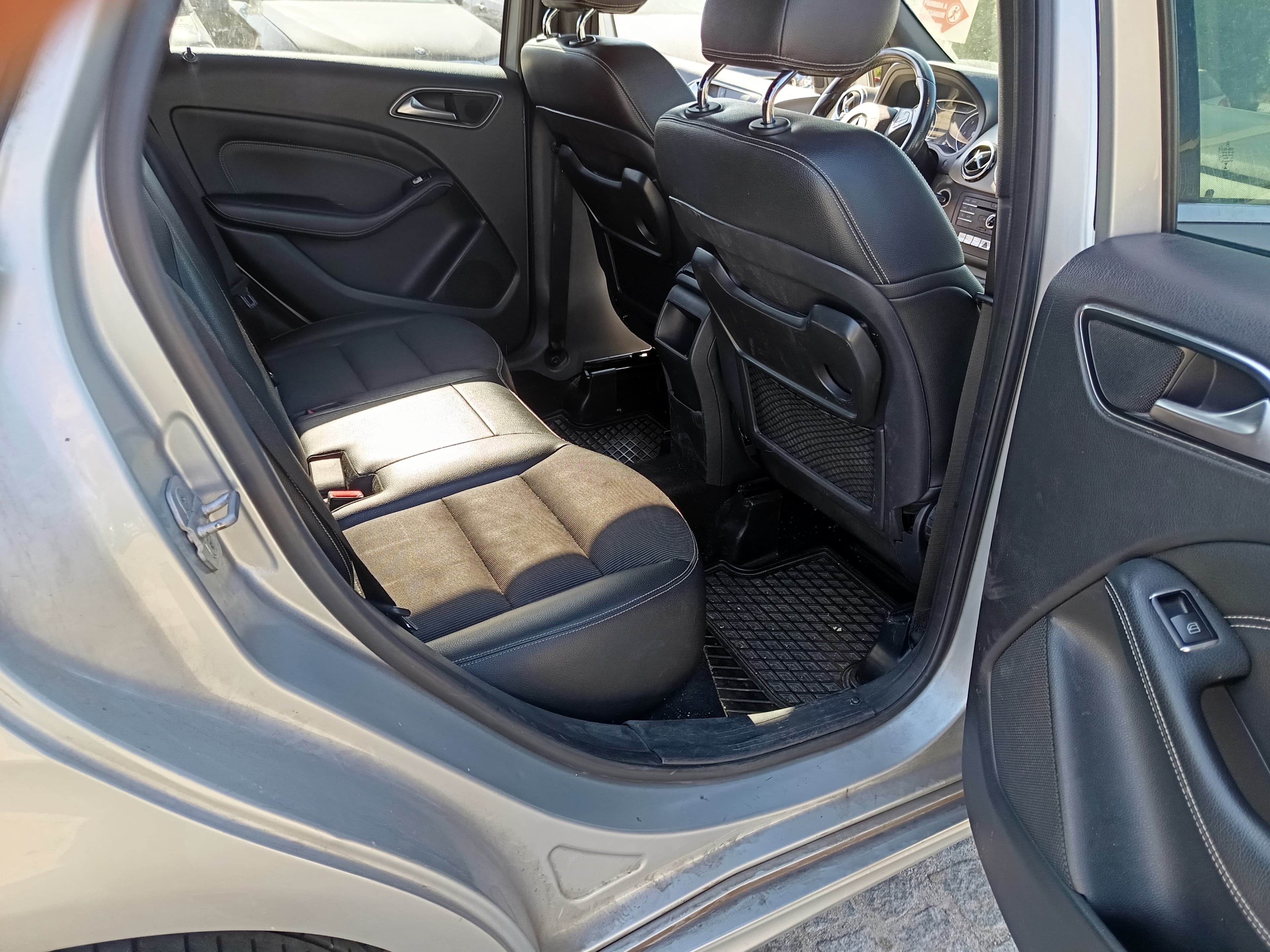 Mercedes-Benz B180 · Ano 2015 — imagen 35