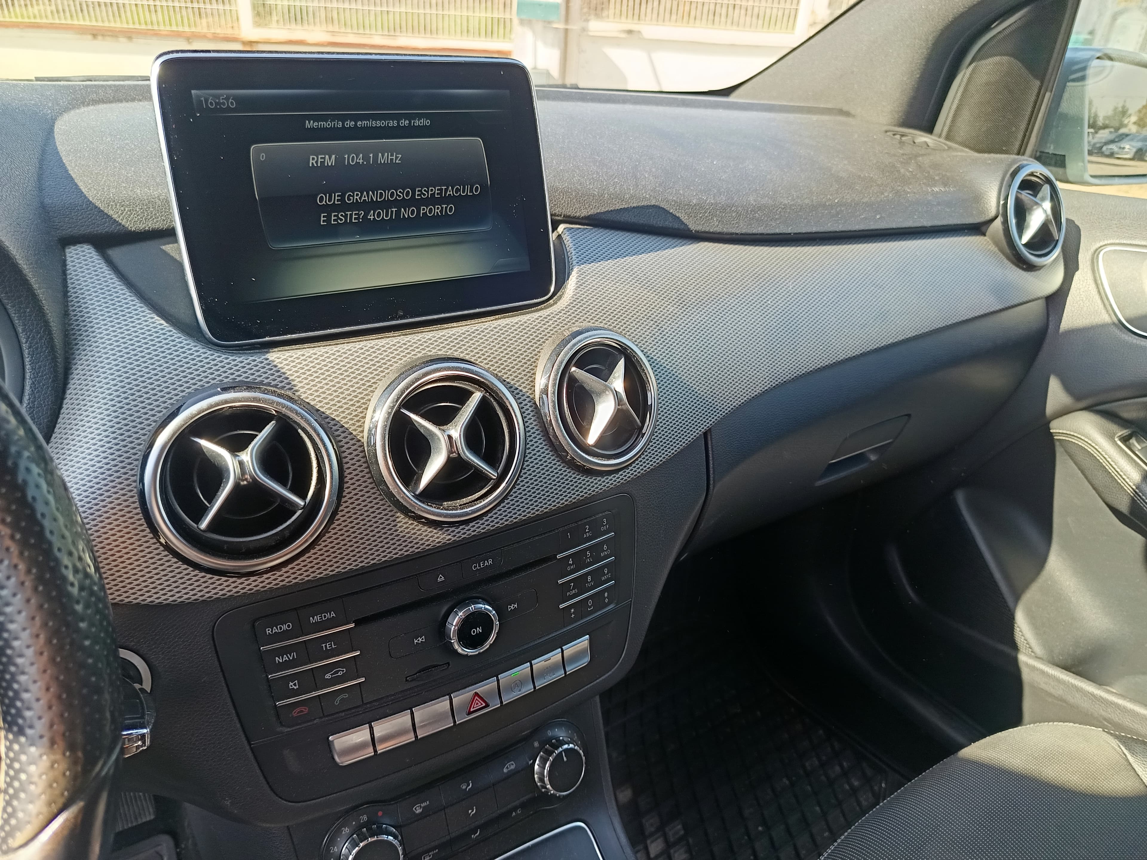 Mercedes-Benz B180 · Ano 2015 — imagen 27