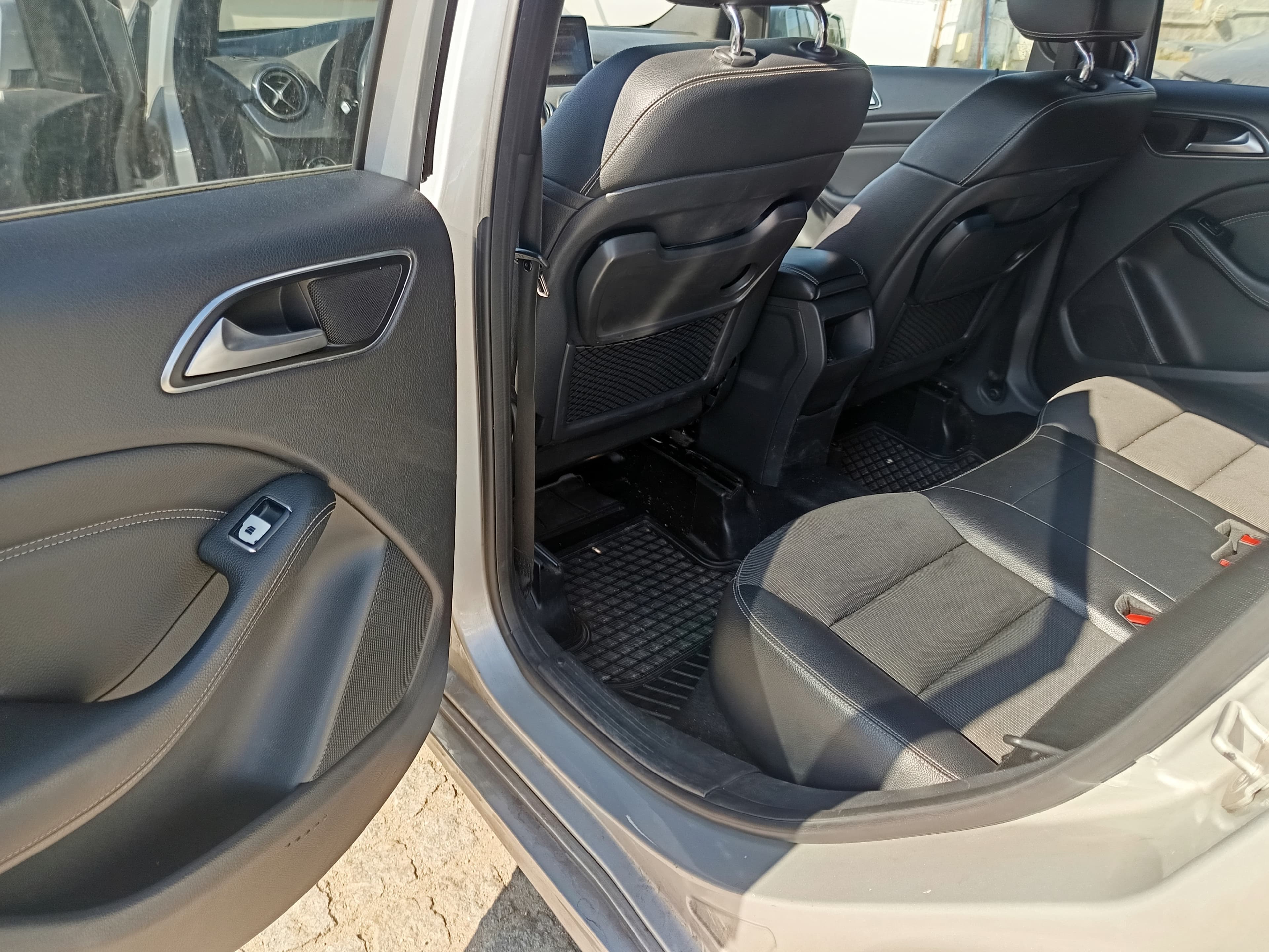 Mercedes-Benz B180 · Ano 2015 — imagen 39