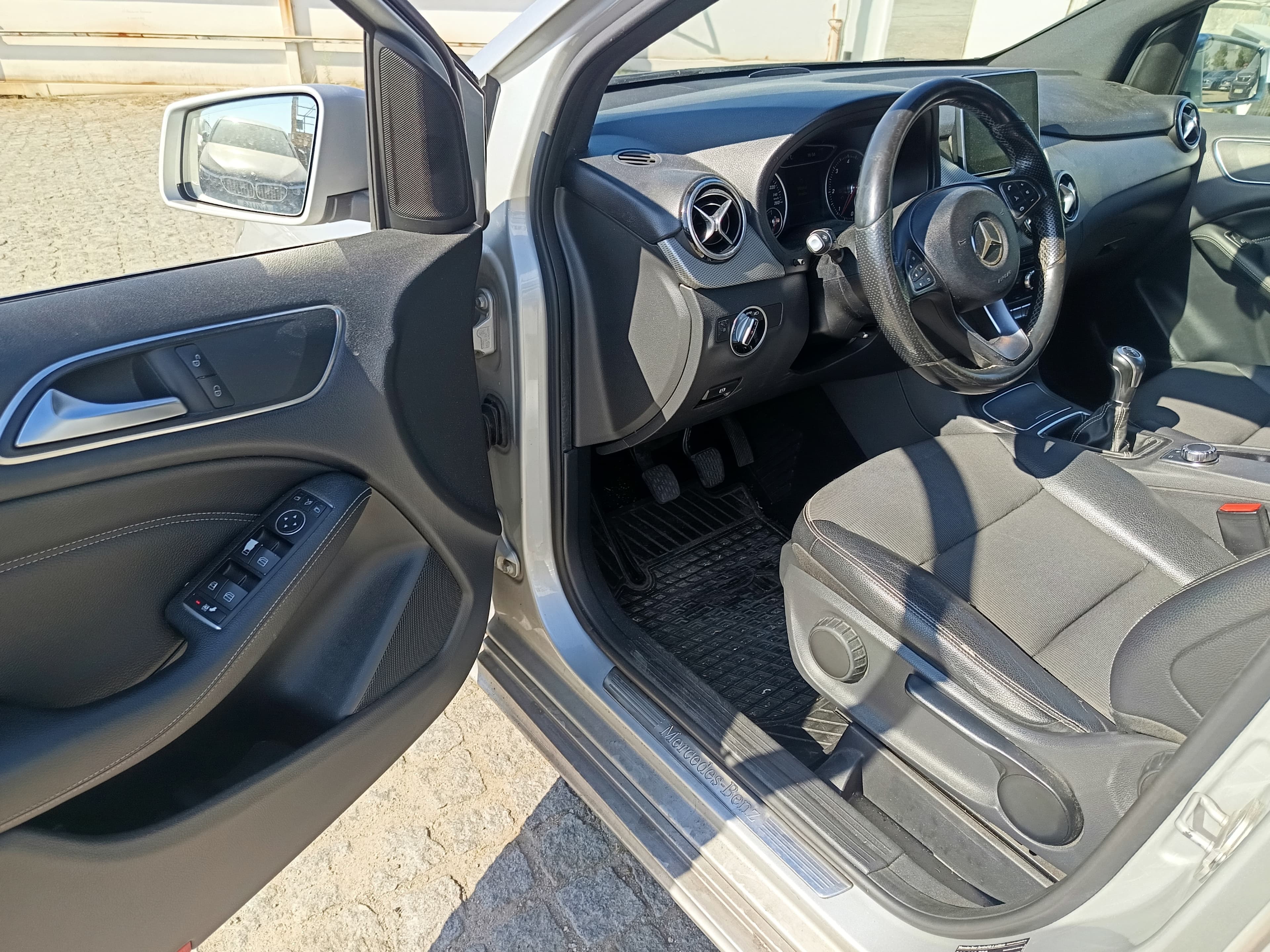 Mercedes-Benz B180 · Ano 2015 — imagen 22