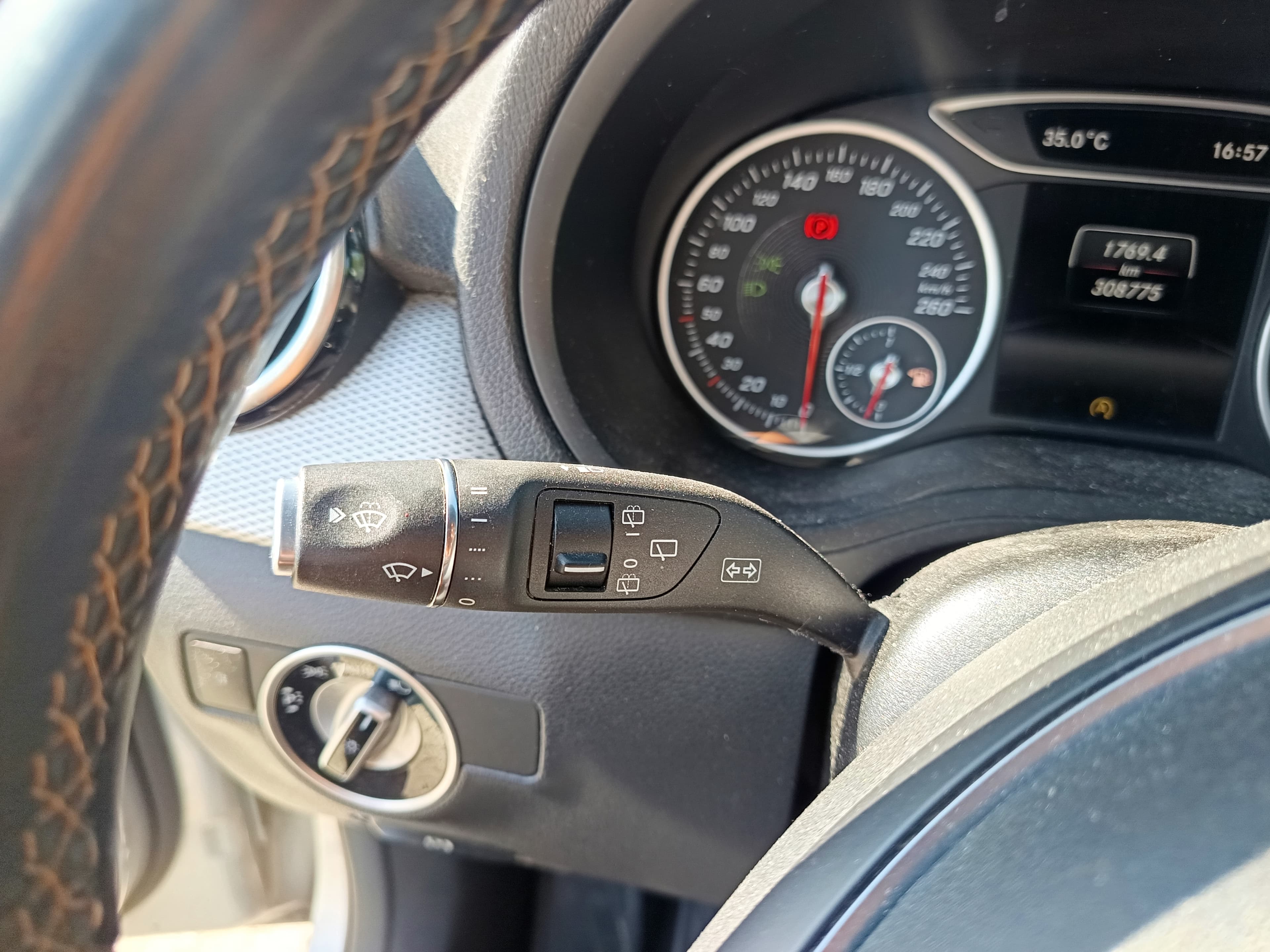 Mercedes-Benz B180 · Ano 2015 — imagen 33