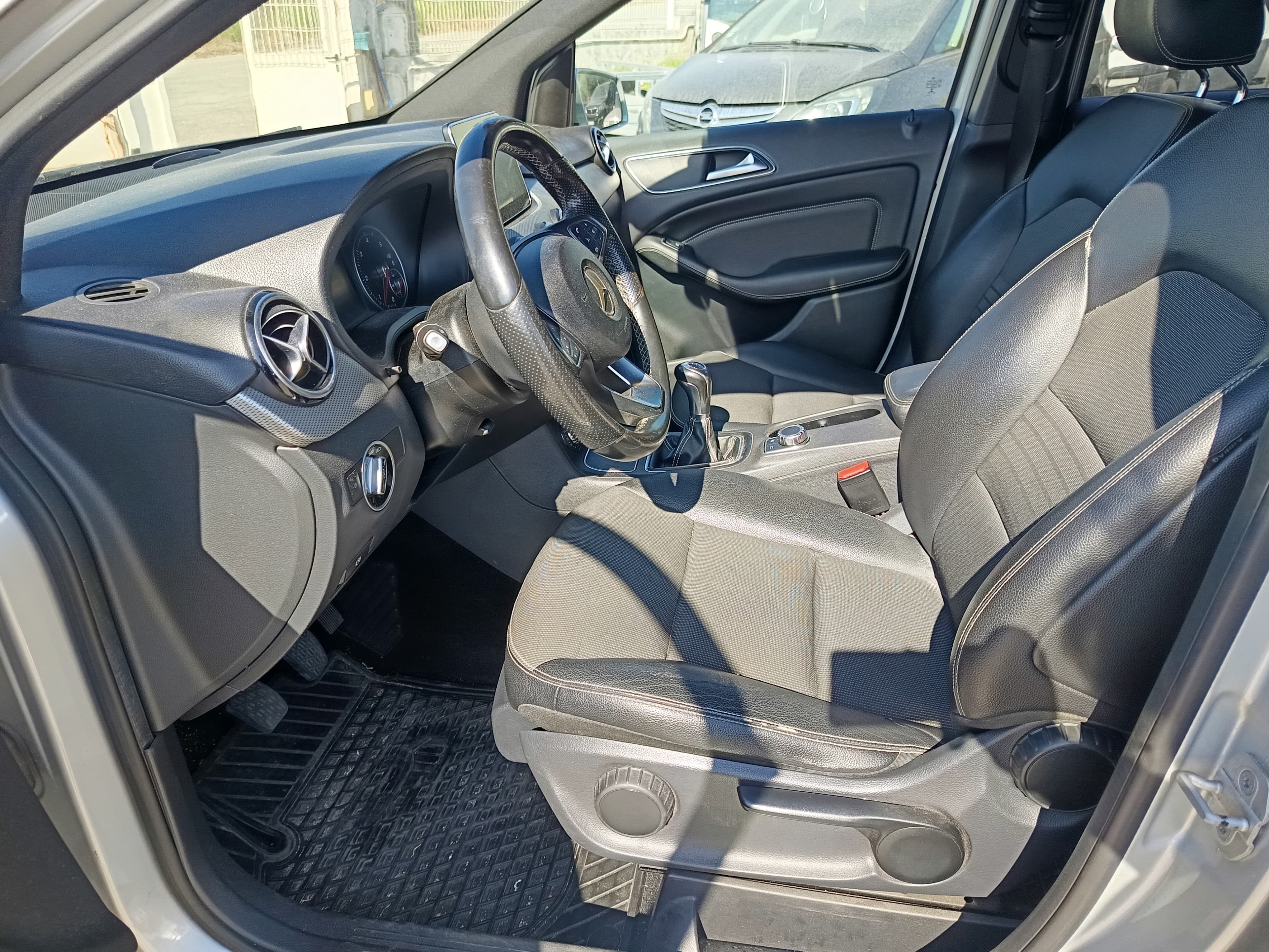 Mercedes-Benz B180 · Ano 2015 — imagen 23