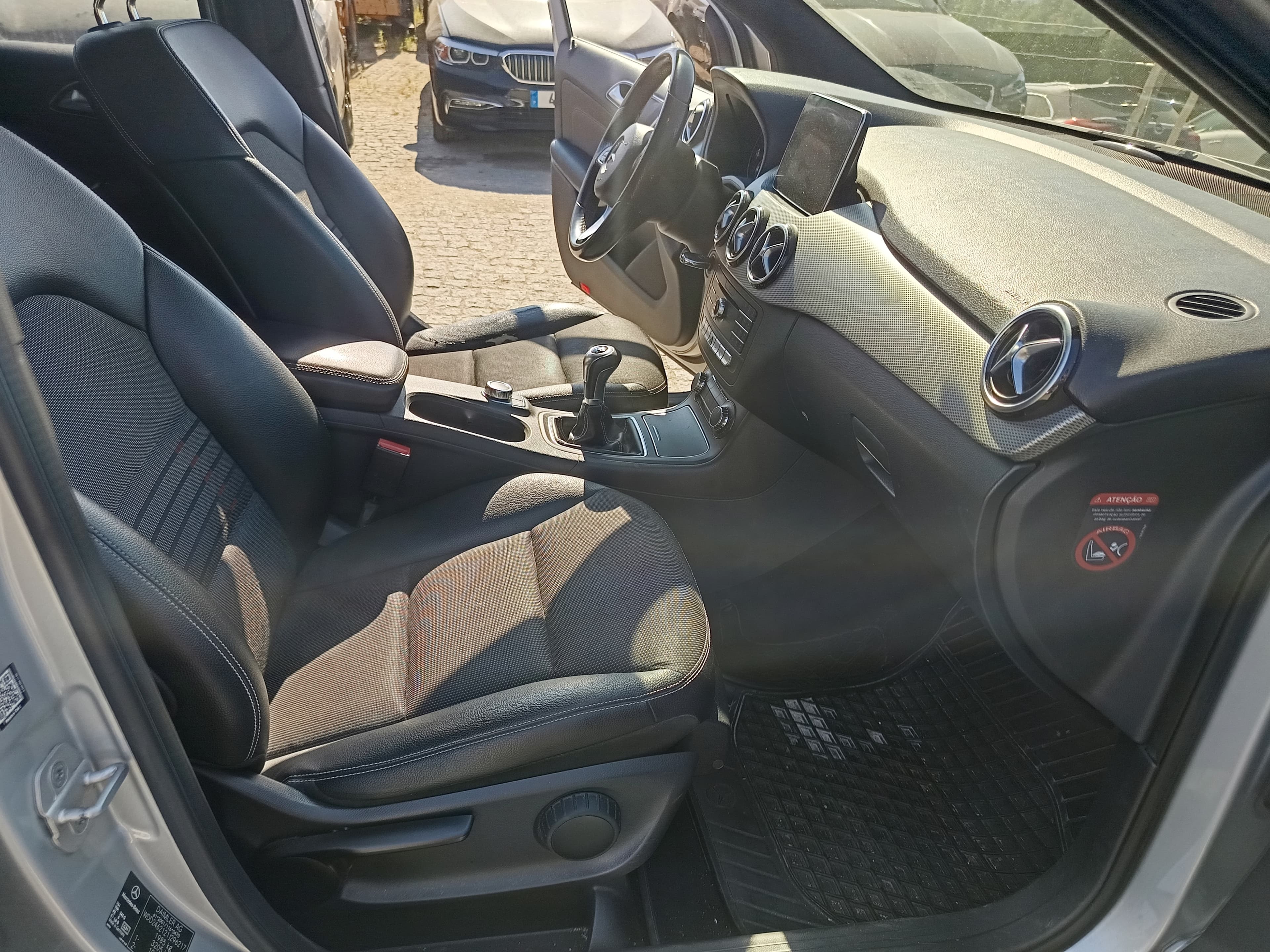 Mercedes-Benz B180 · Ano 2015 — imagen 21