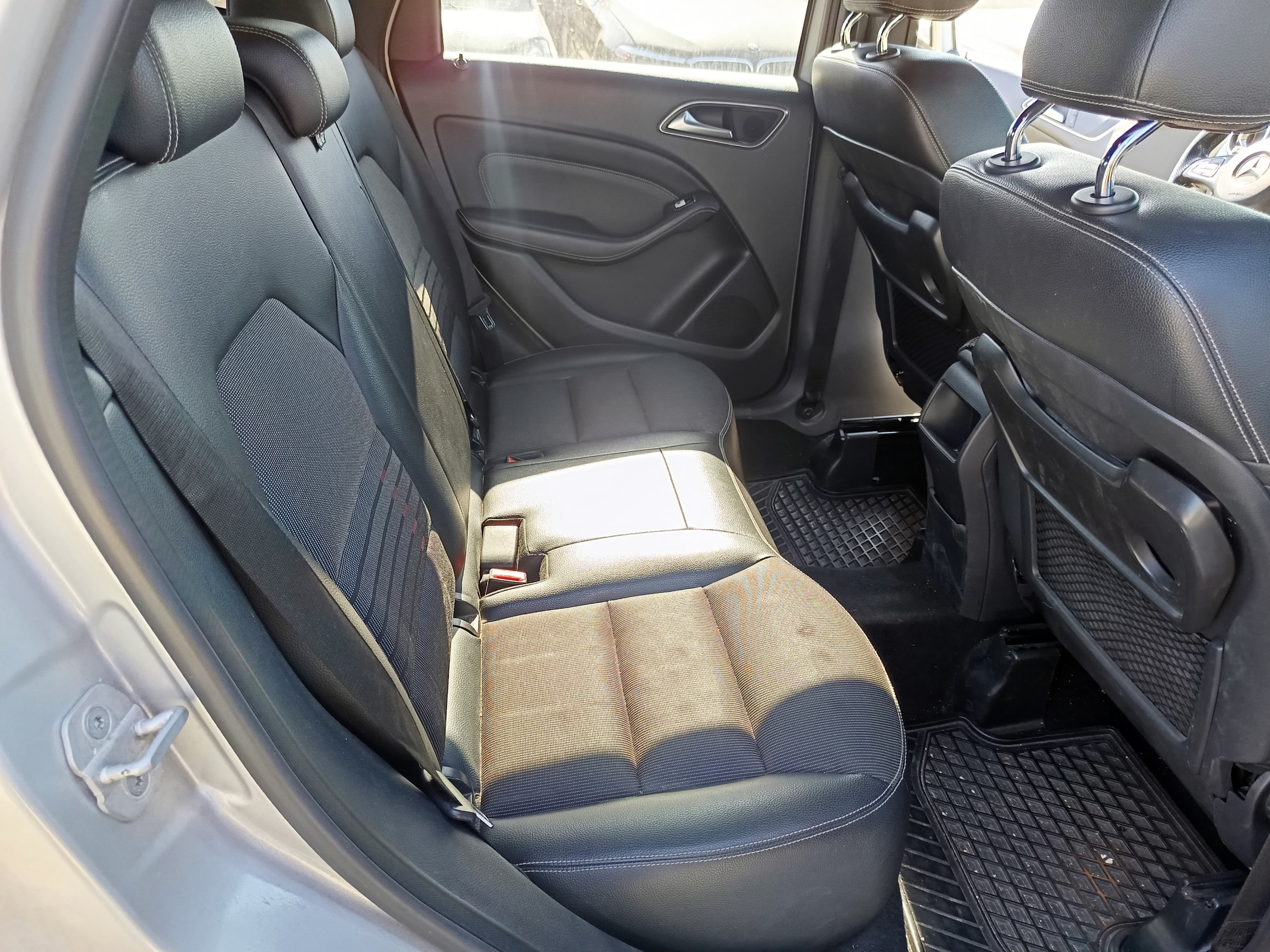 Mercedes-Benz B180 · Ano 2015 — imagen 37