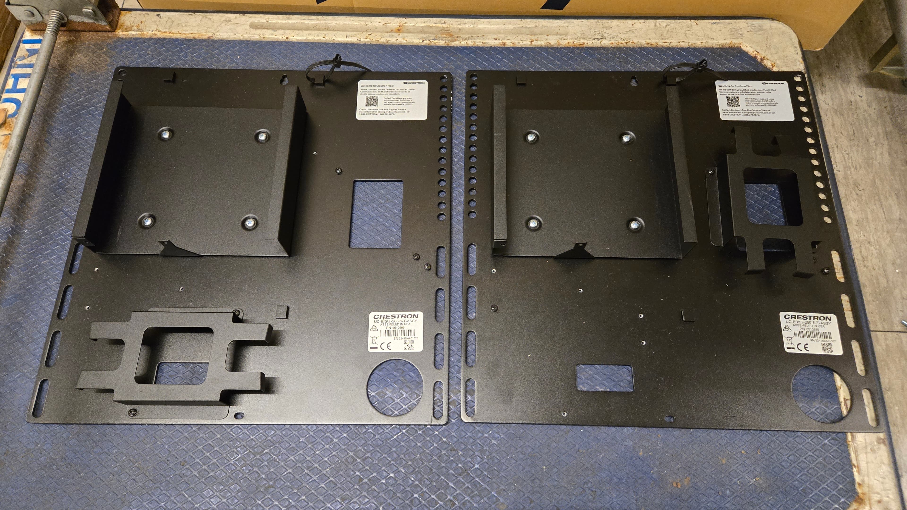 2 Supports Crestron UC-BRKT-200-S-T-ASSY — image 1
