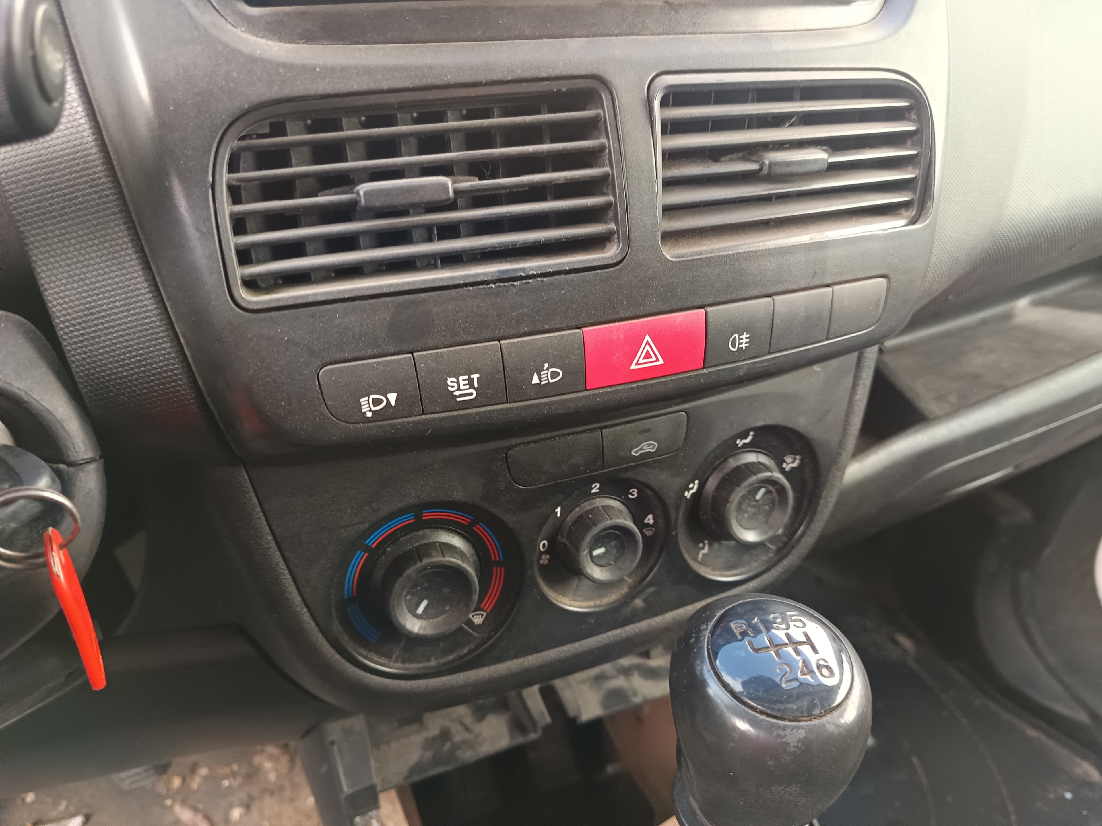 Opel Combo · Ano 2016 — imagen 31