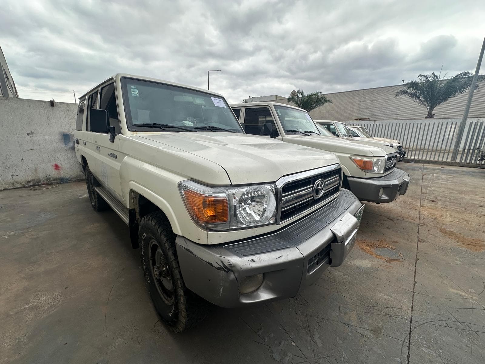 TOYOTA LAND CRUISER — image 2