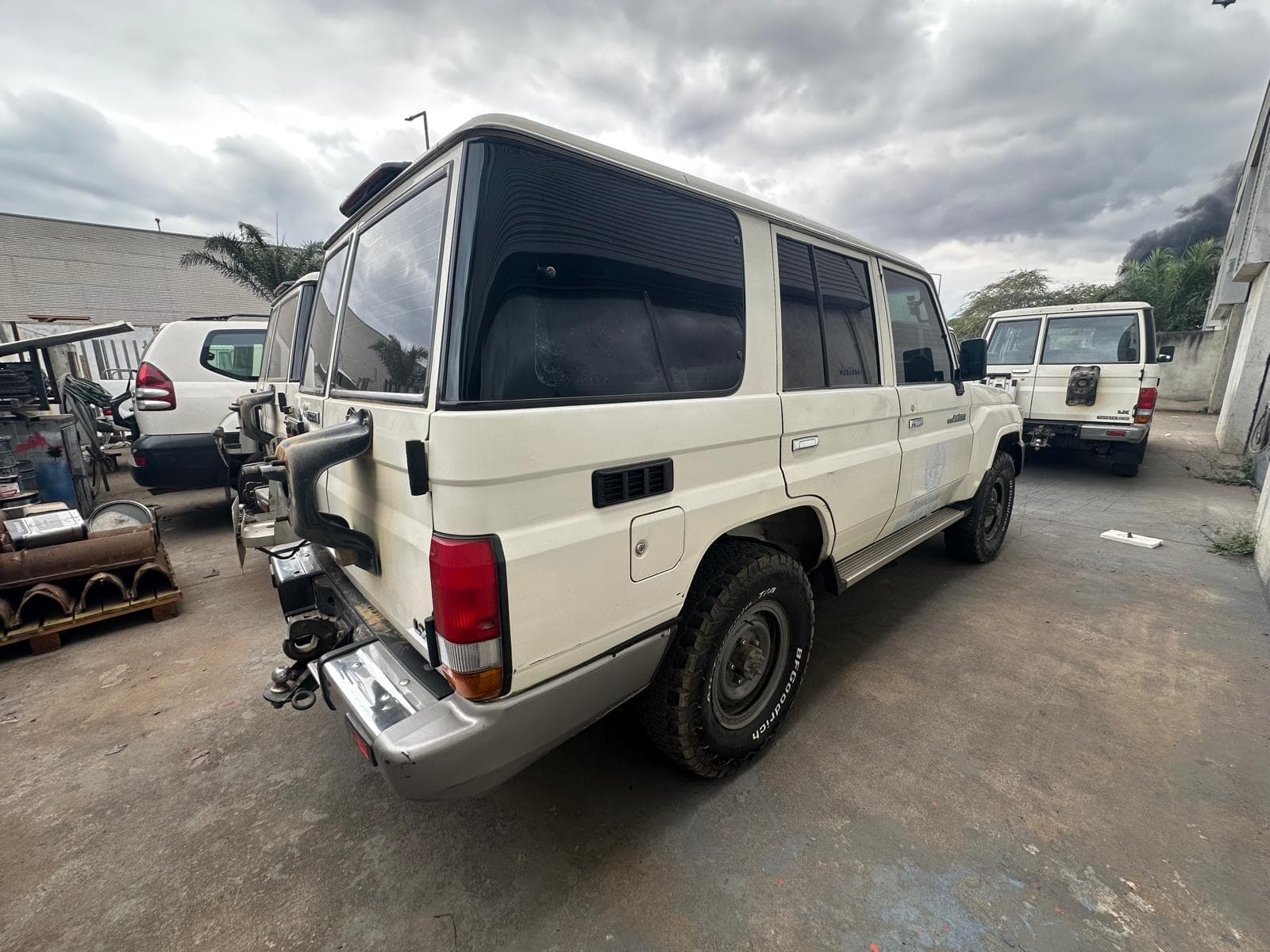 TOYOTA LAND CRUISER — image 3