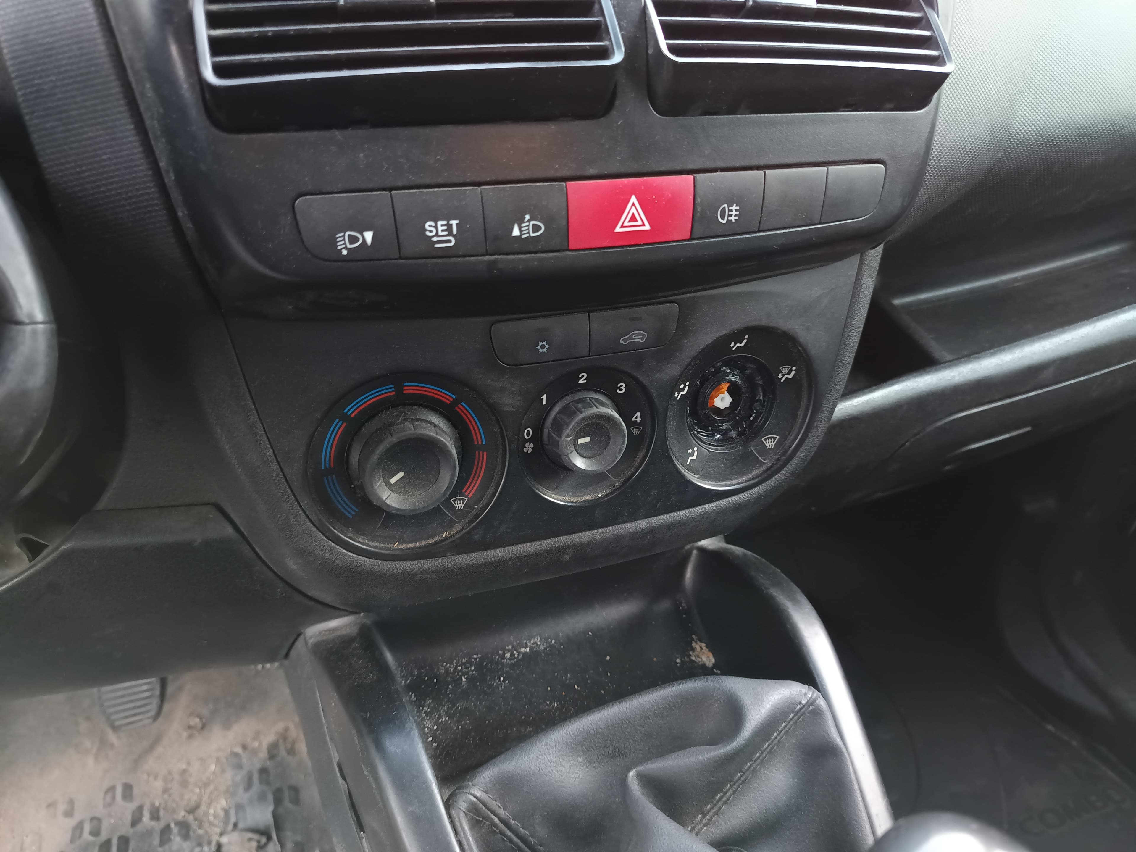 Opel Combo · Ano 2017 — imagen 25
