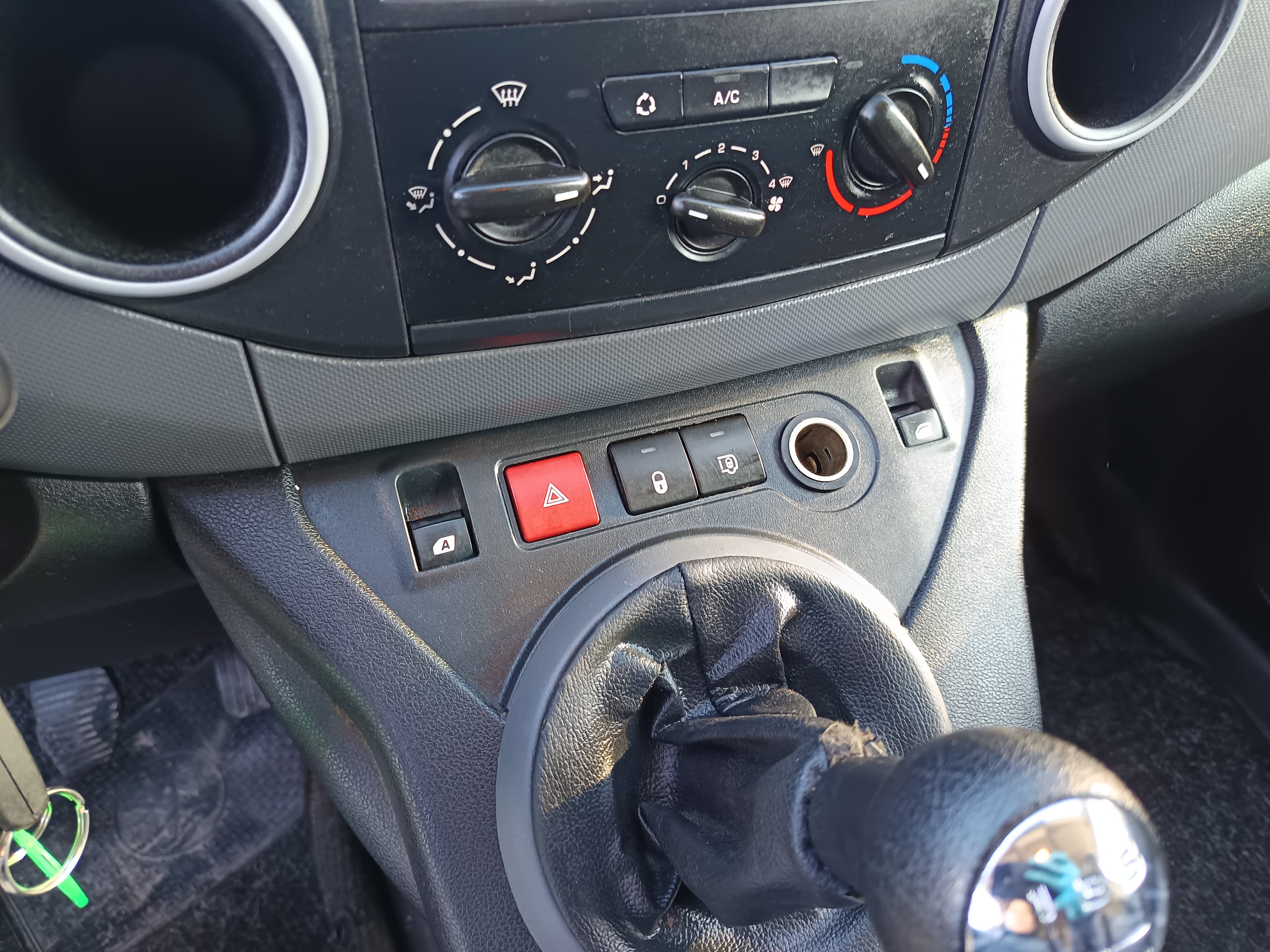 Peugeot Partner · Ano 2013 — imagem 30