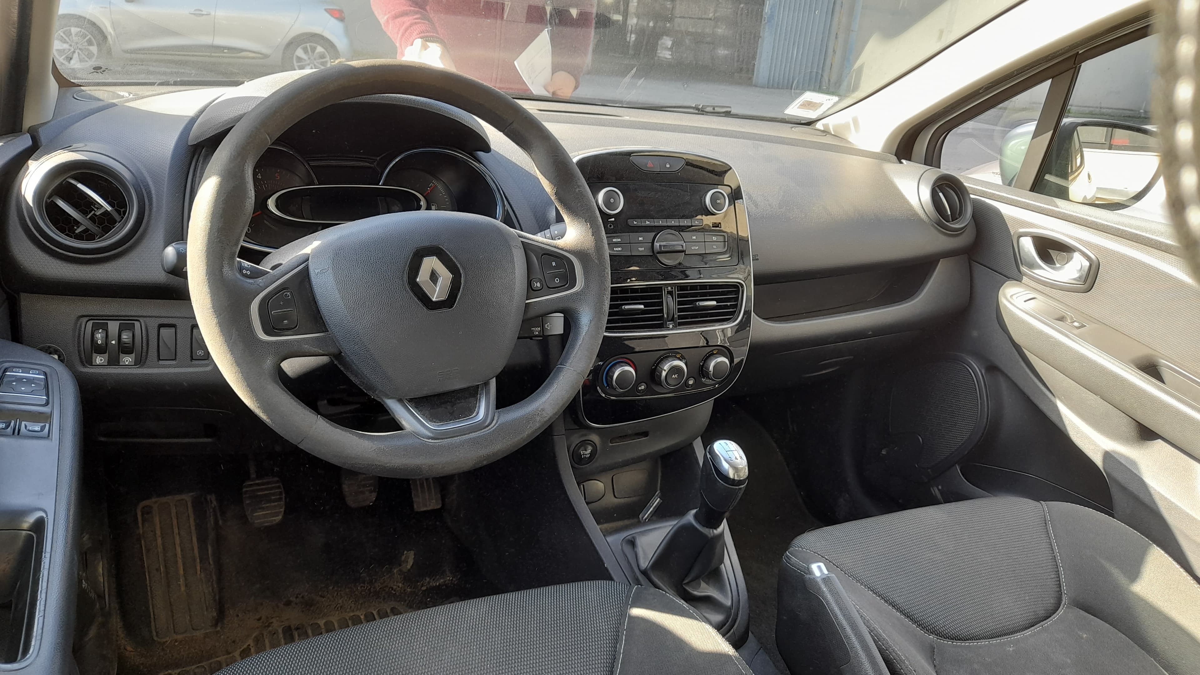 Renault Clio Dynamique S 1.5 DCi · Ano 2016 — imagem 14