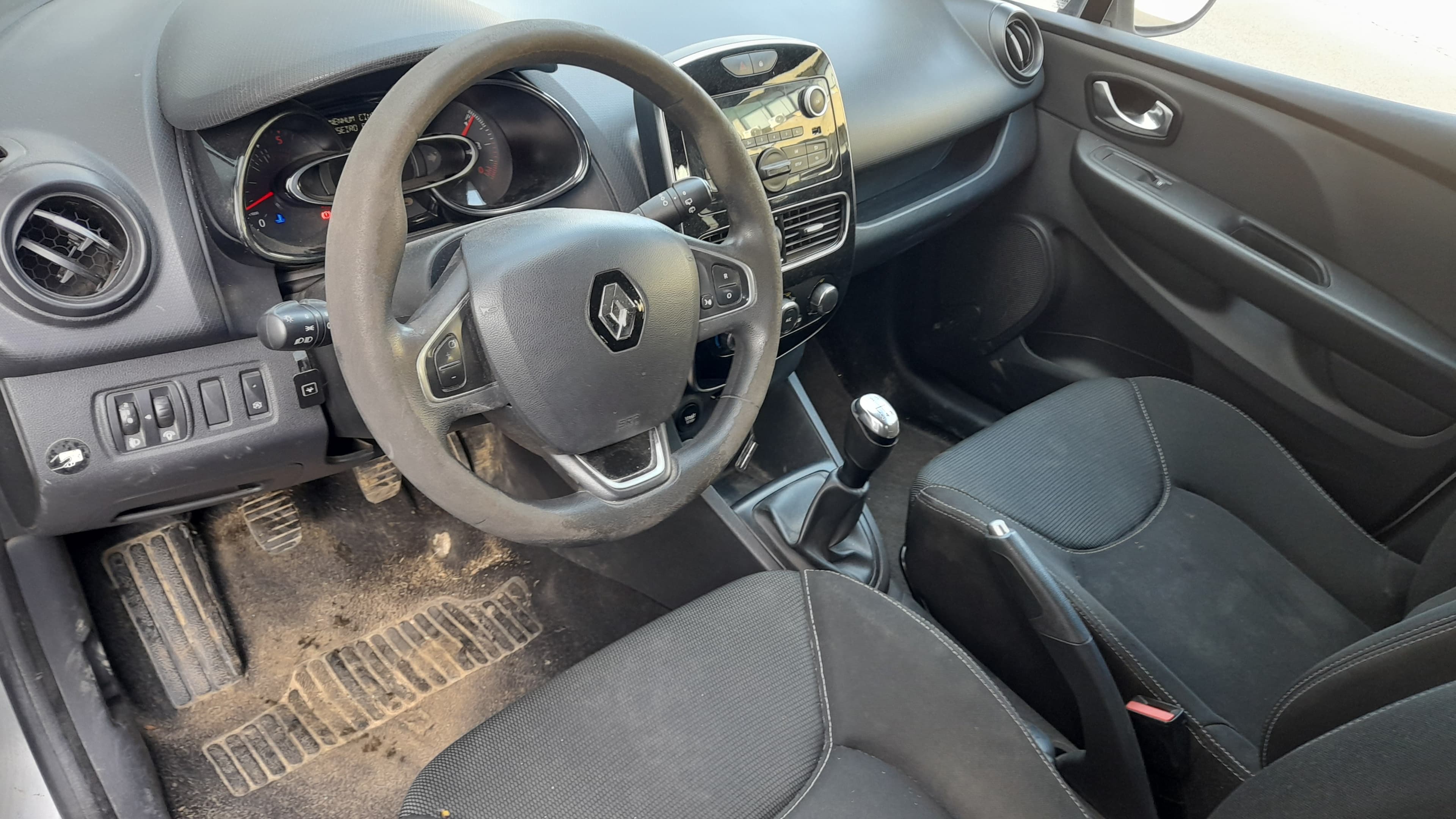 Renault Clio Dynamique S 1.5 DCi · Ano 2016 — imagem 13