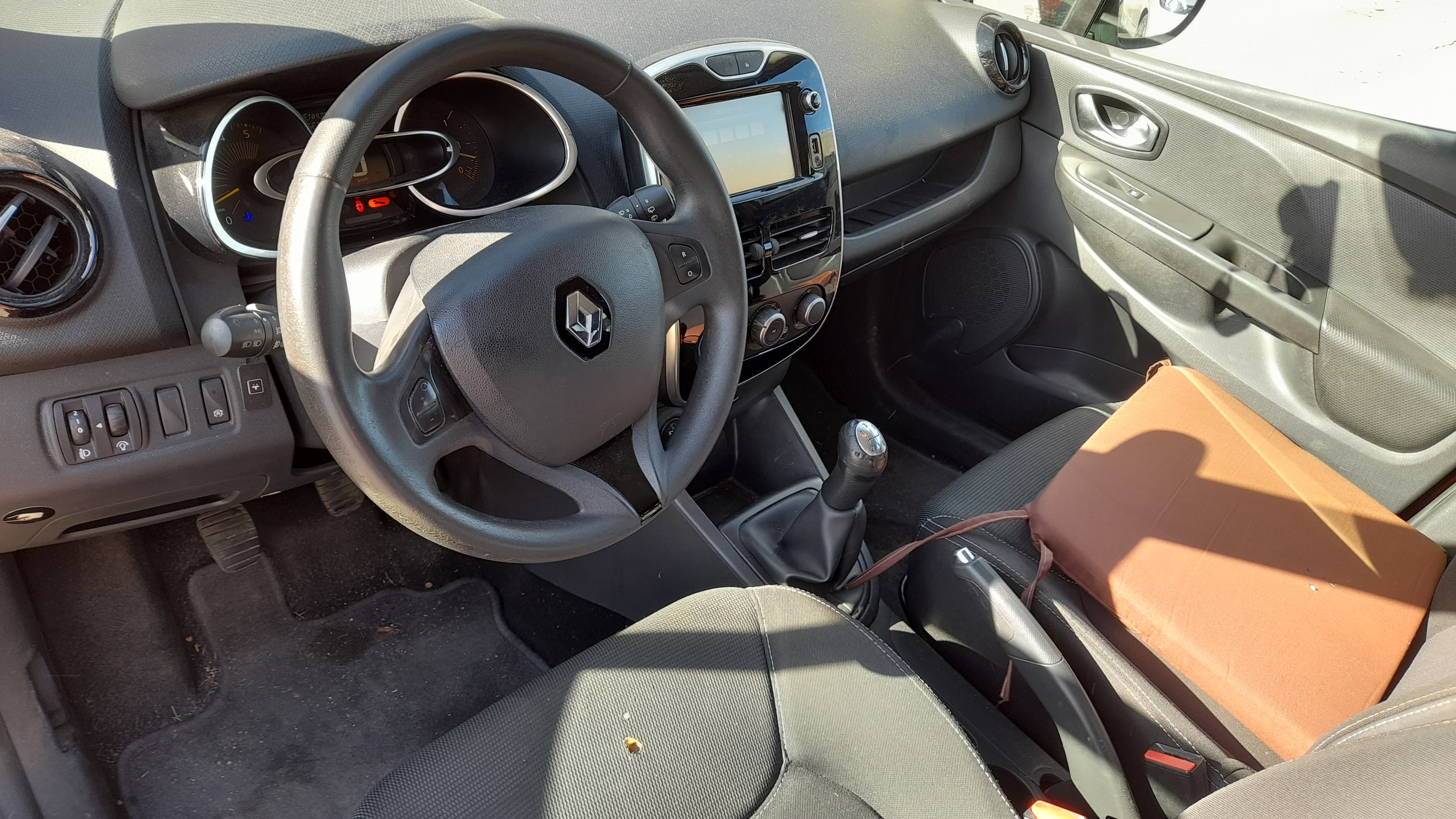 Renault Clio Dynamique S 1.5 DCi · Ano 2015 — imagem 11