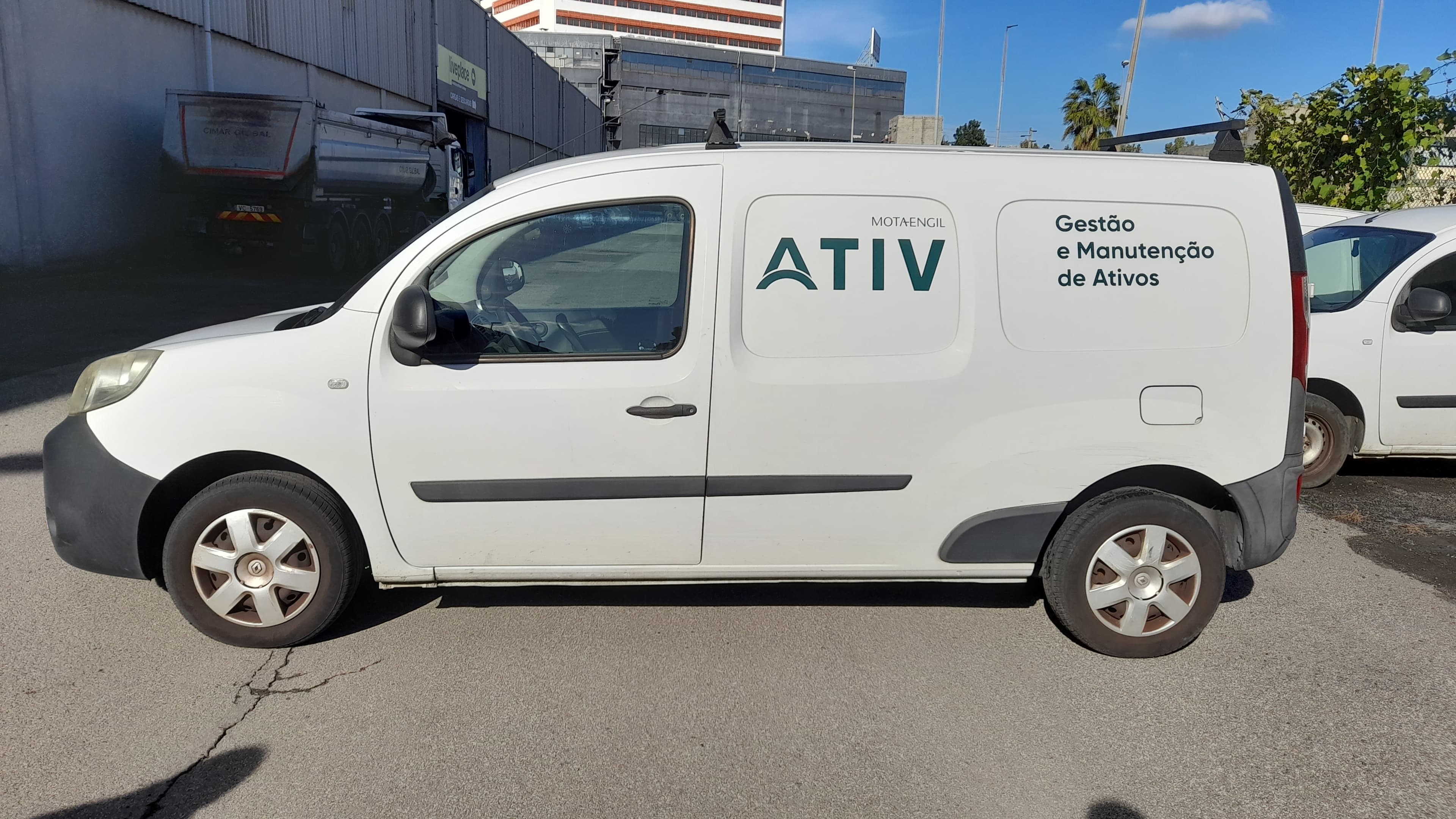 Renault Kangoo Maxi Business 1.5 DCi · Ano 2015 — imagen 4