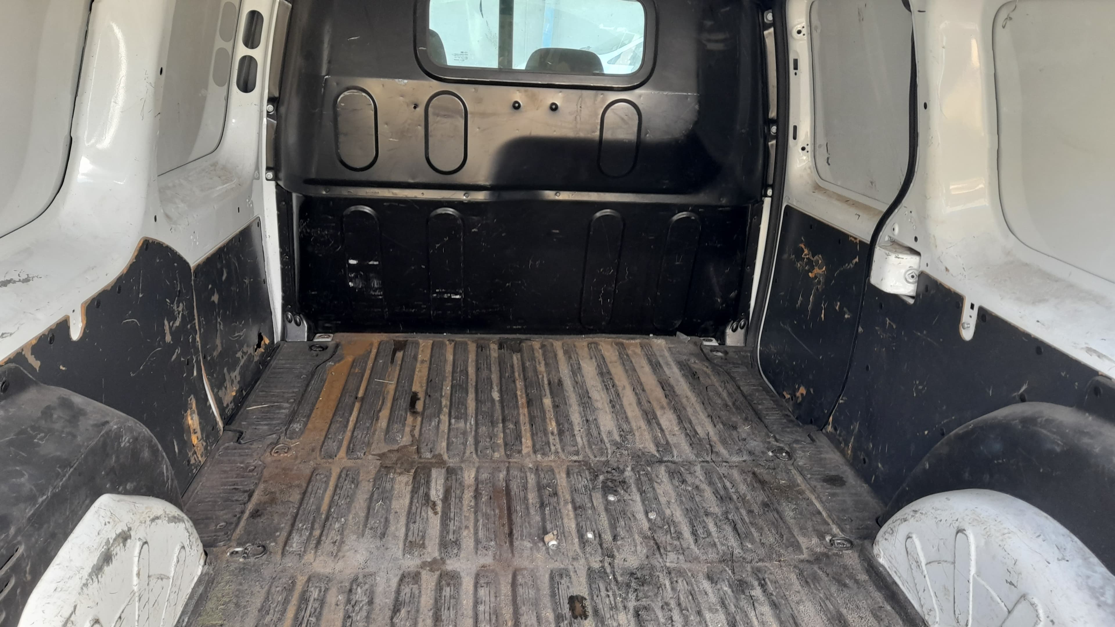 Renault Kangoo Maxi Business 1.5 DCi · Ano 2015 — imagen 9