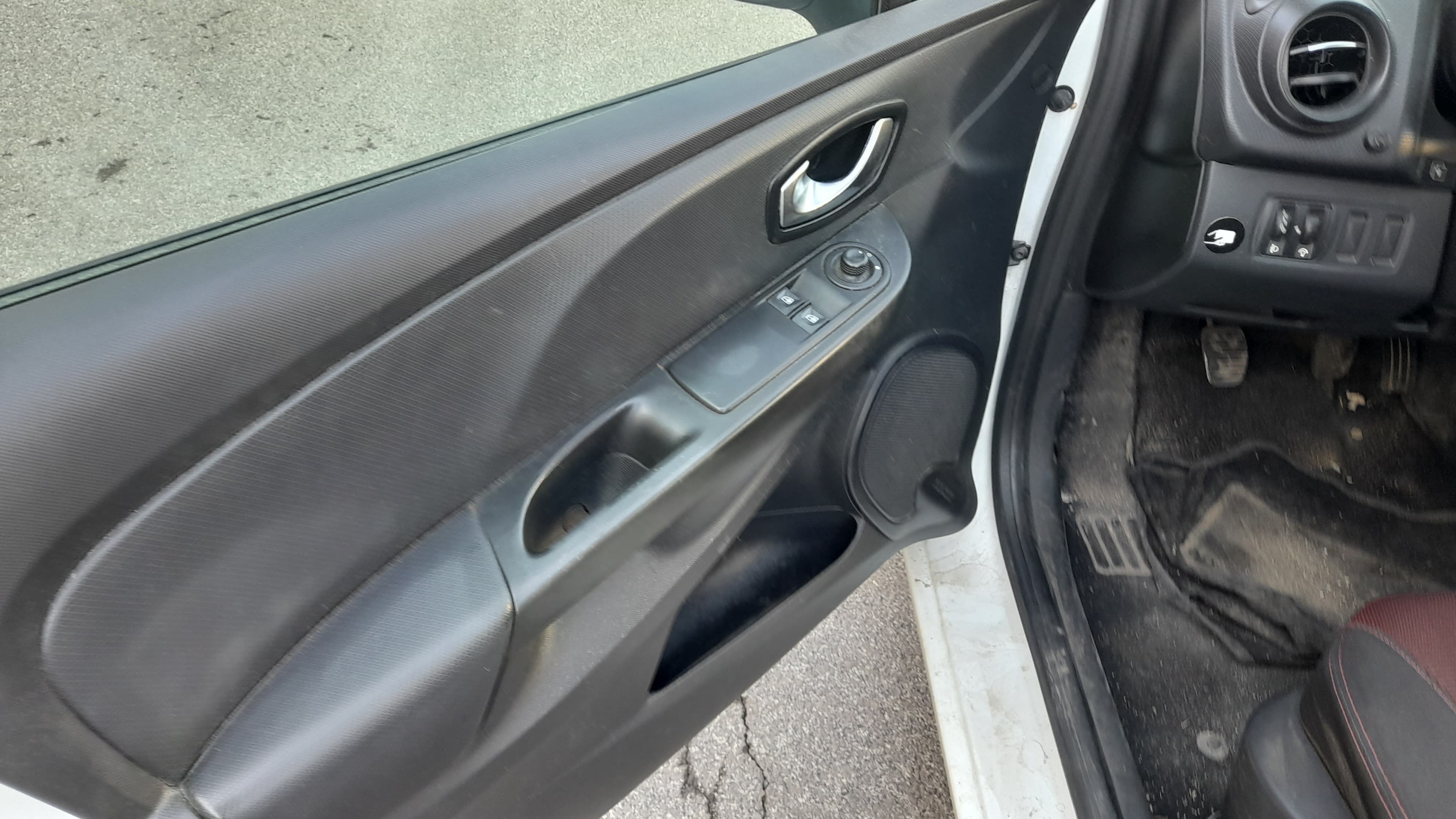 Renault Clio Societé Van 1.5 DCi · Ano 2015 — image 12