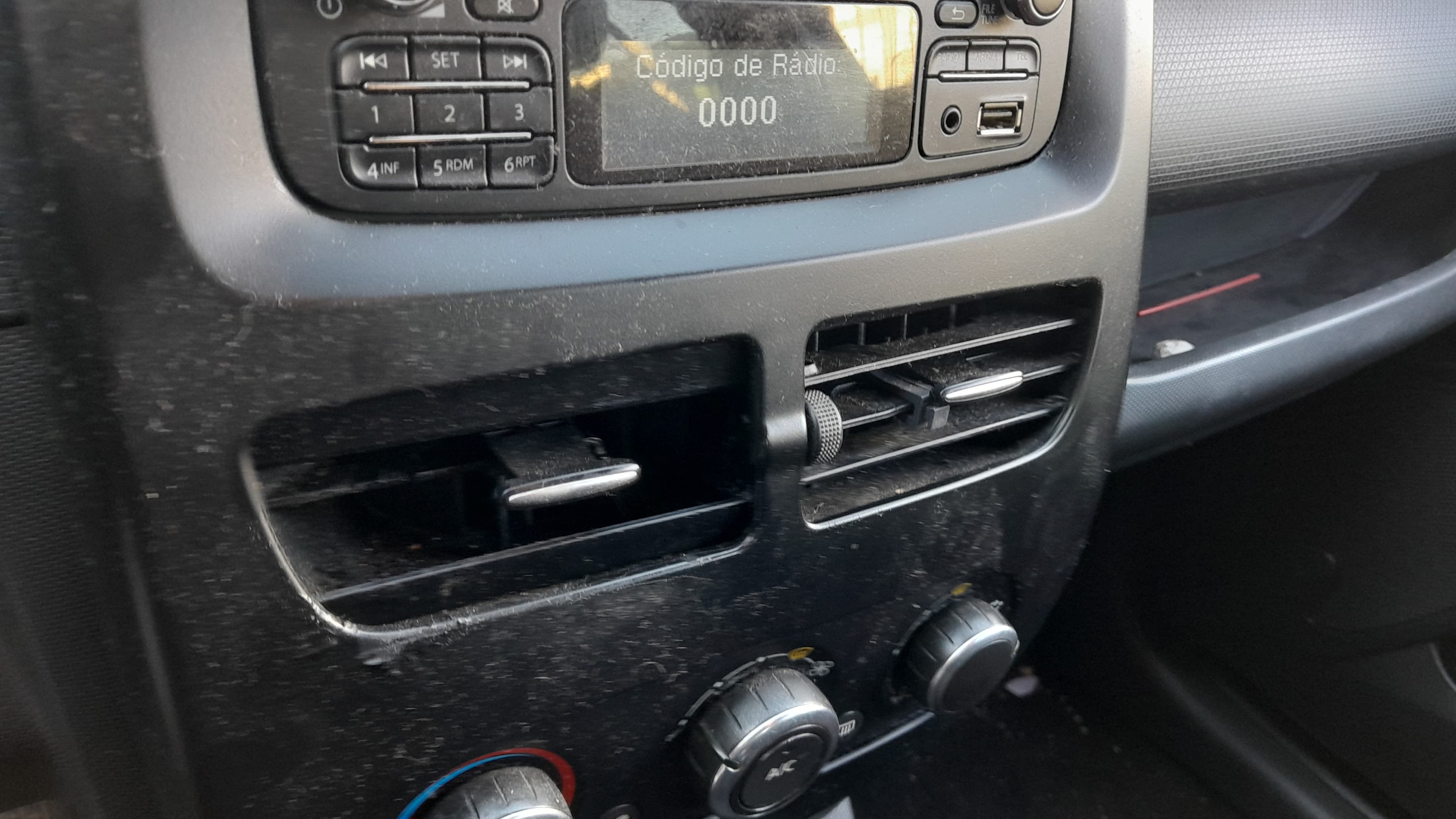 Renault Clio Societé Van 1.5 DCi · Ano 2015 — image 14