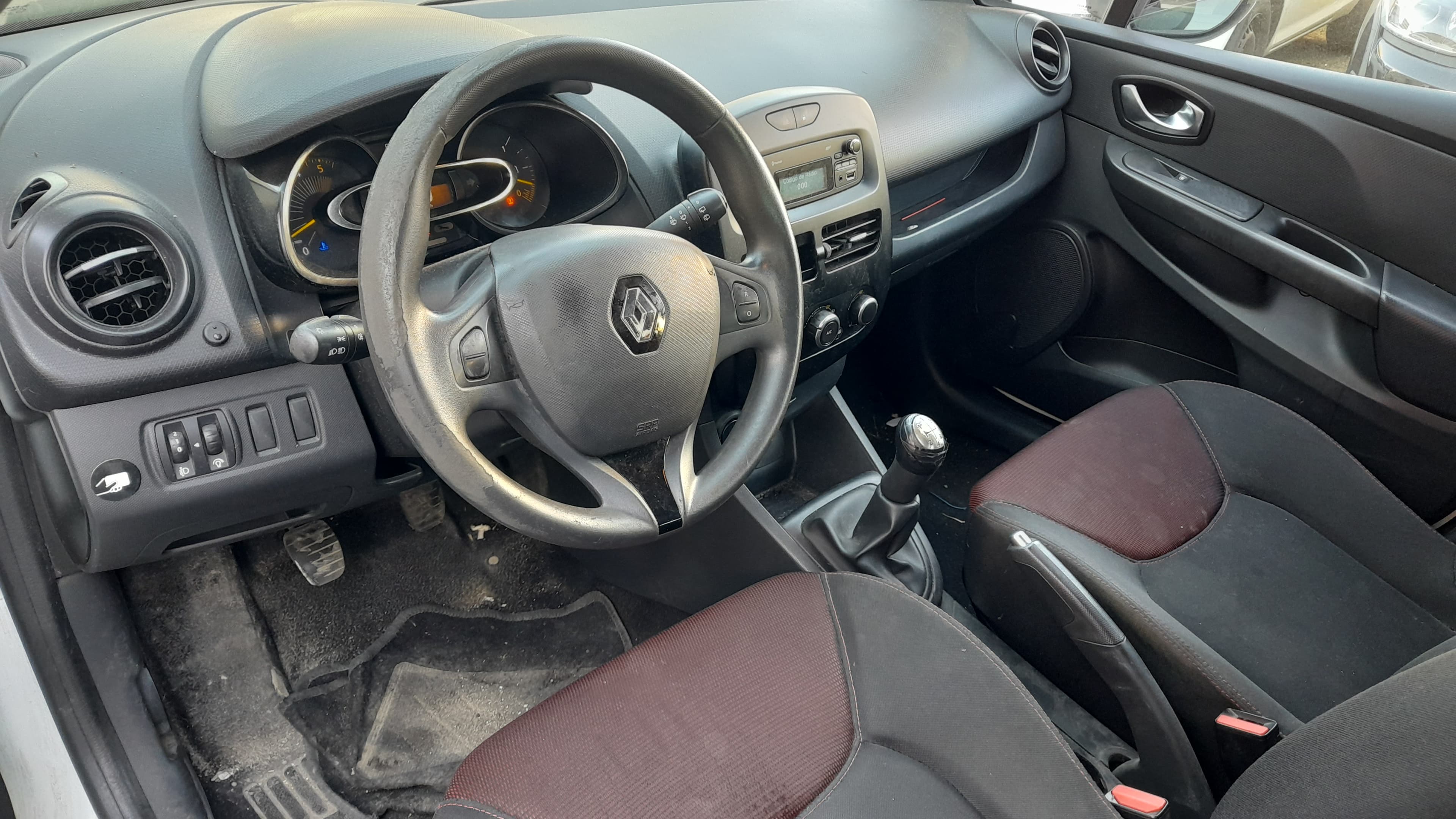 Renault Clio Societé Van 1.5 DCi · Ano 2015 — image 13