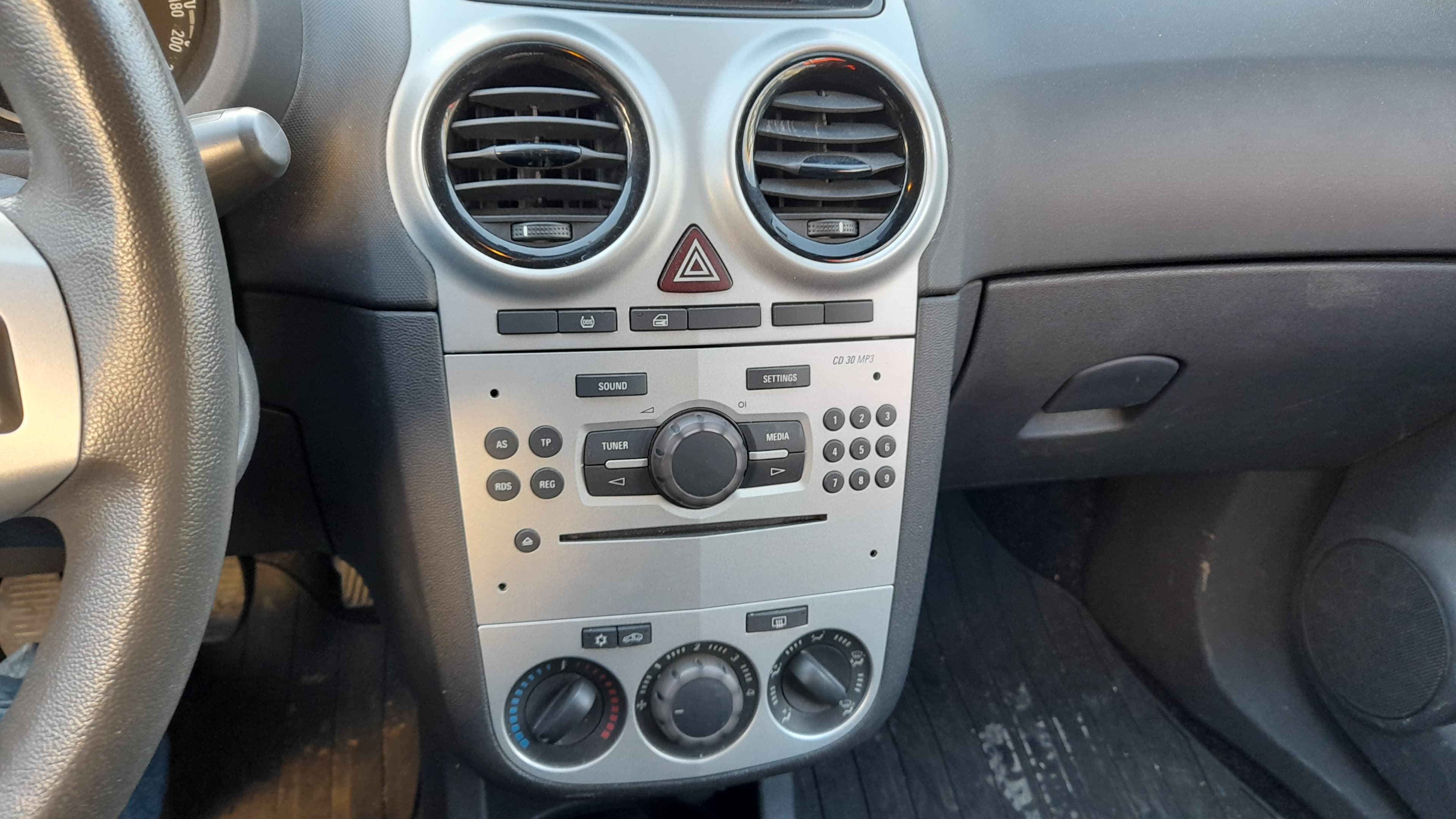 Opel Corsa Van 1.3 CDTi · Ano 2014 — imagem 14