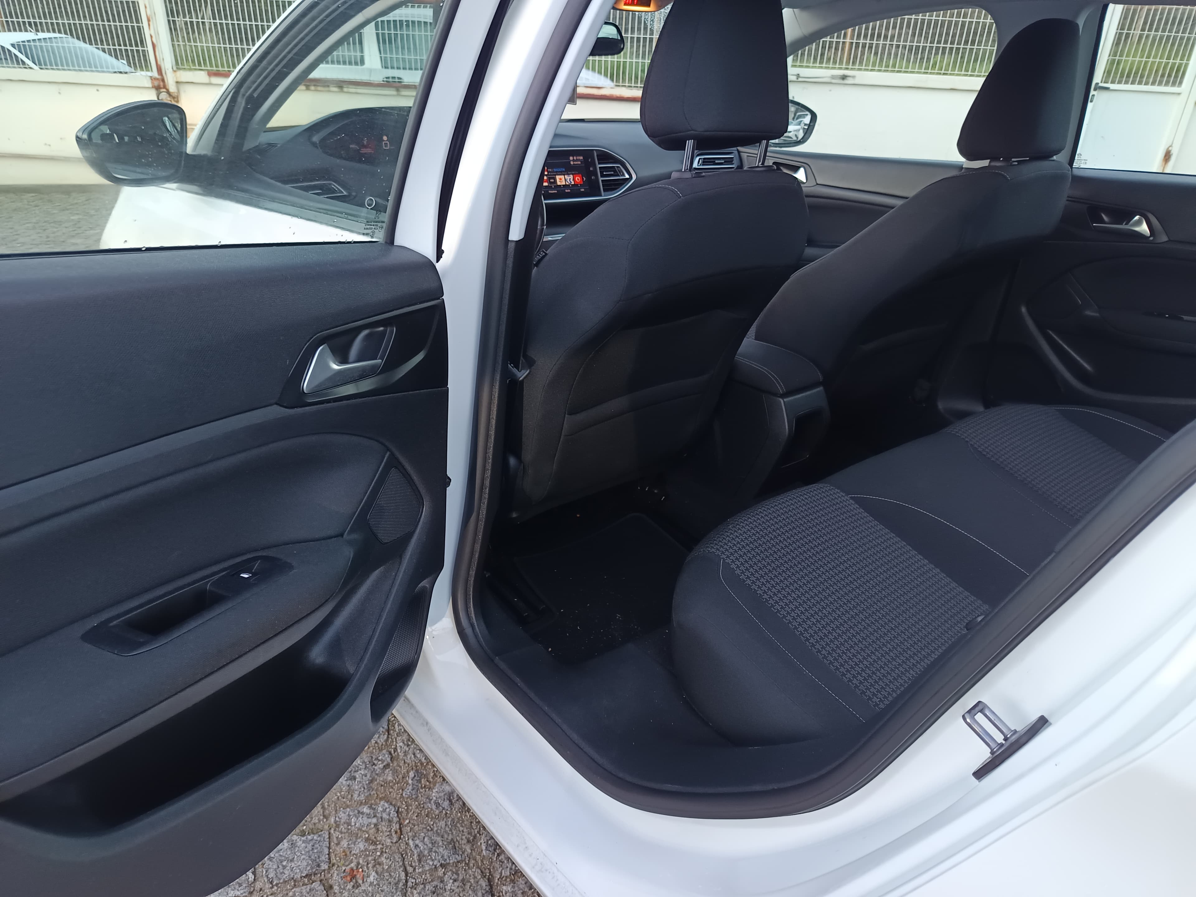 Peugeot 308 1.5 BlueHdi · Ano 2020 — imagem 27