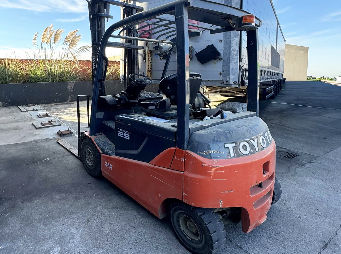 Forklift — image 2