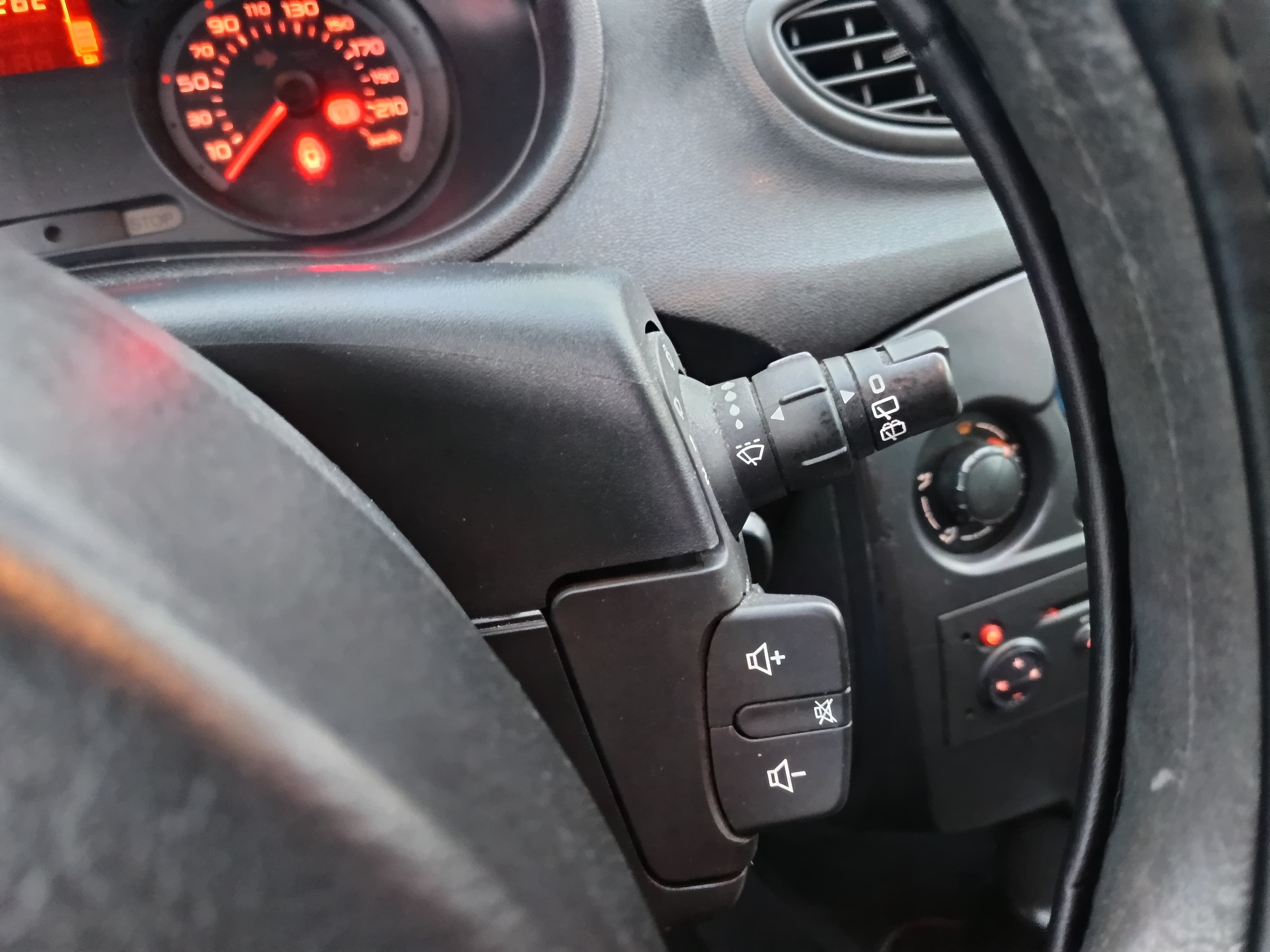 Renault Clio 1.5 DCi · Ano 2008 — image 31