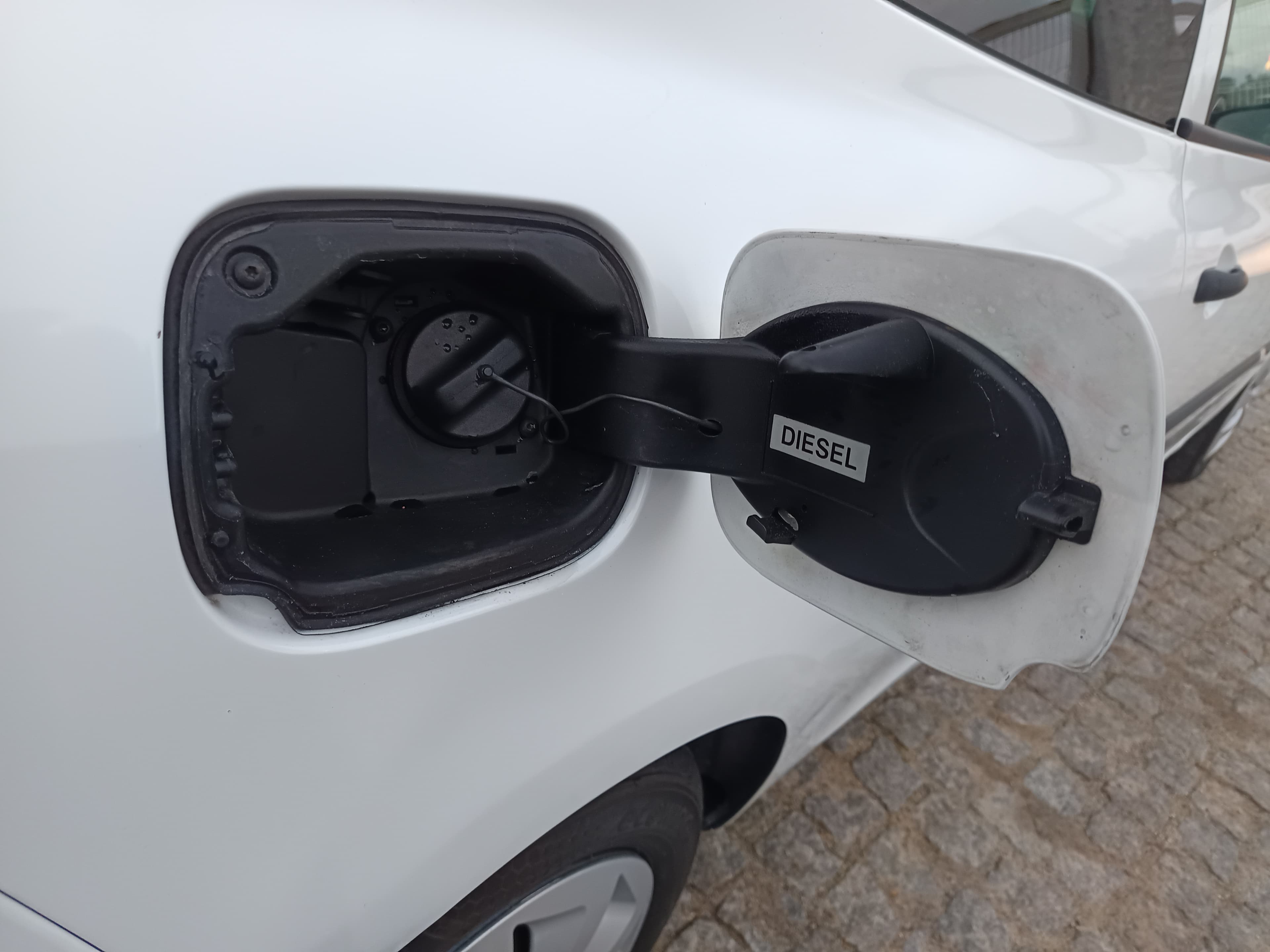 Renault Clio 1.5 DCi · Ano 2008 — image 9