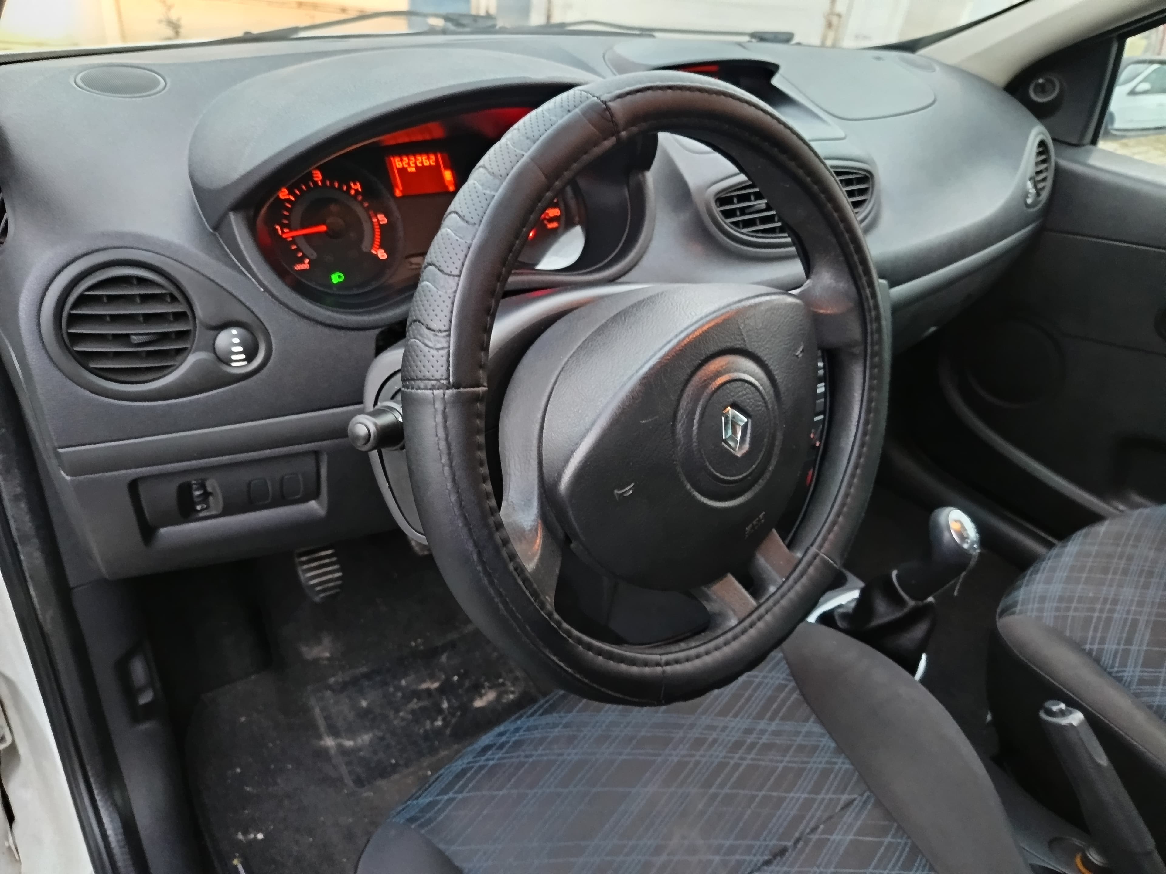 Renault Clio 1.5 DCi · Ano 2008 — image 26