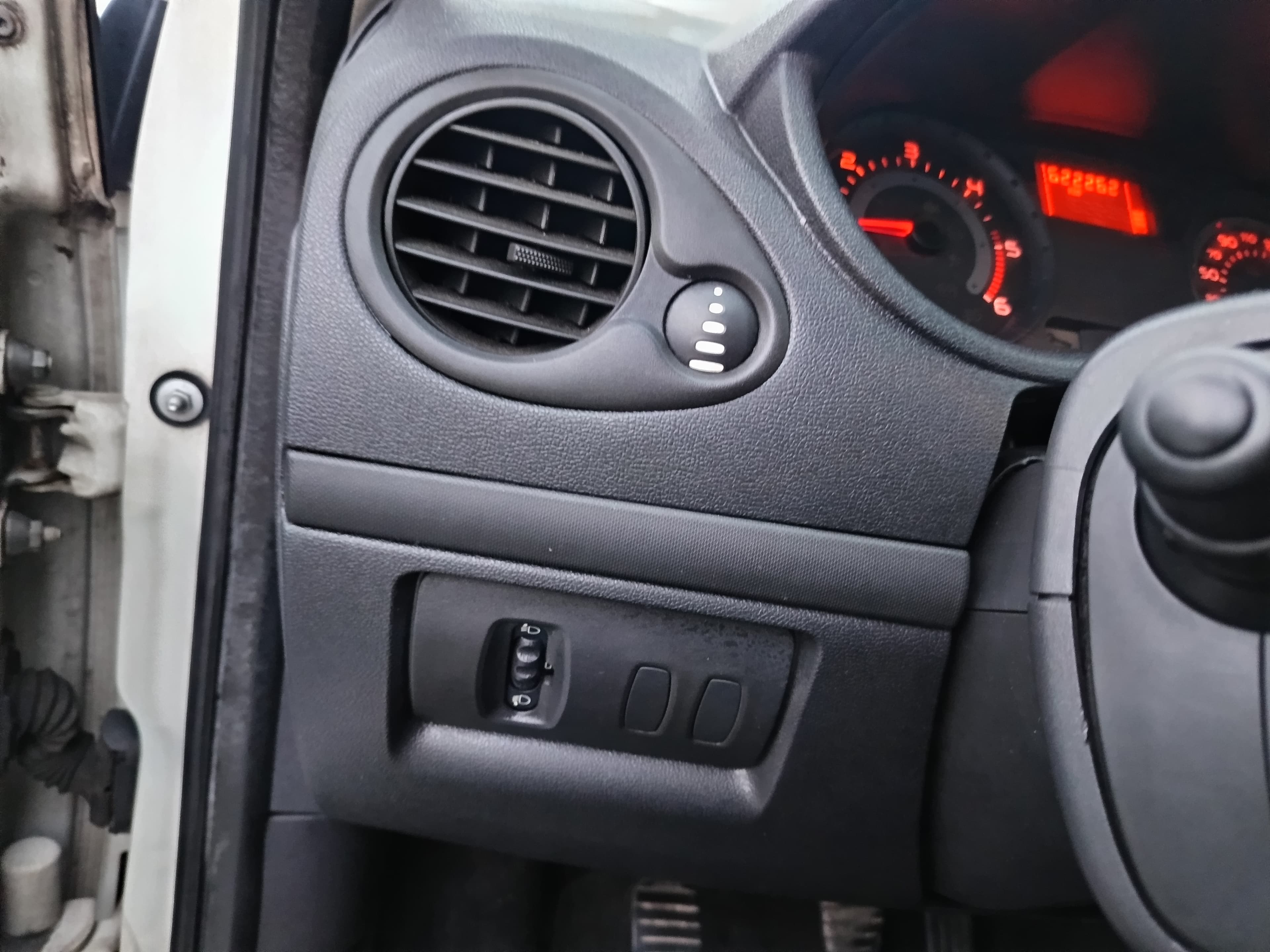 Renault Clio 1.5 DCi · Ano 2008 — image 33
