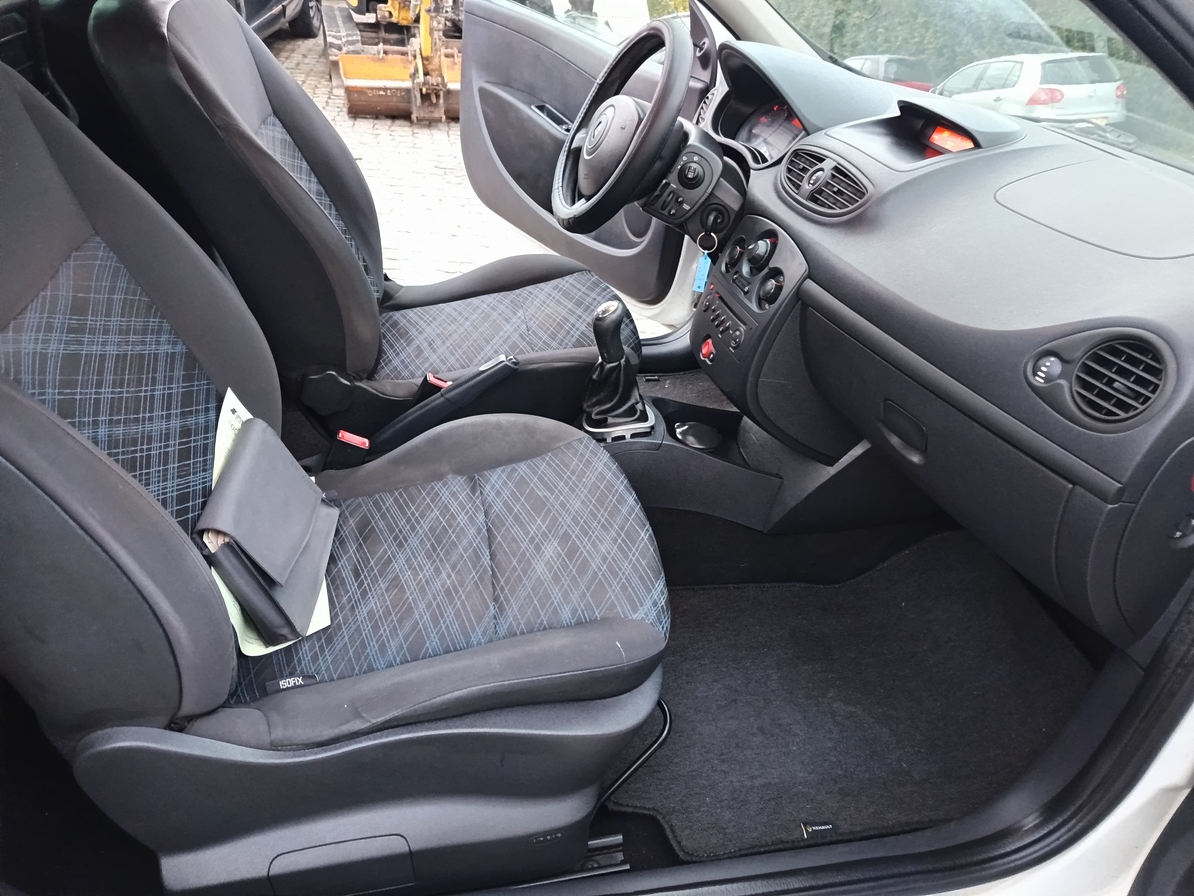 Renault Clio 1.5 DCi · Ano 2008 — image 19
