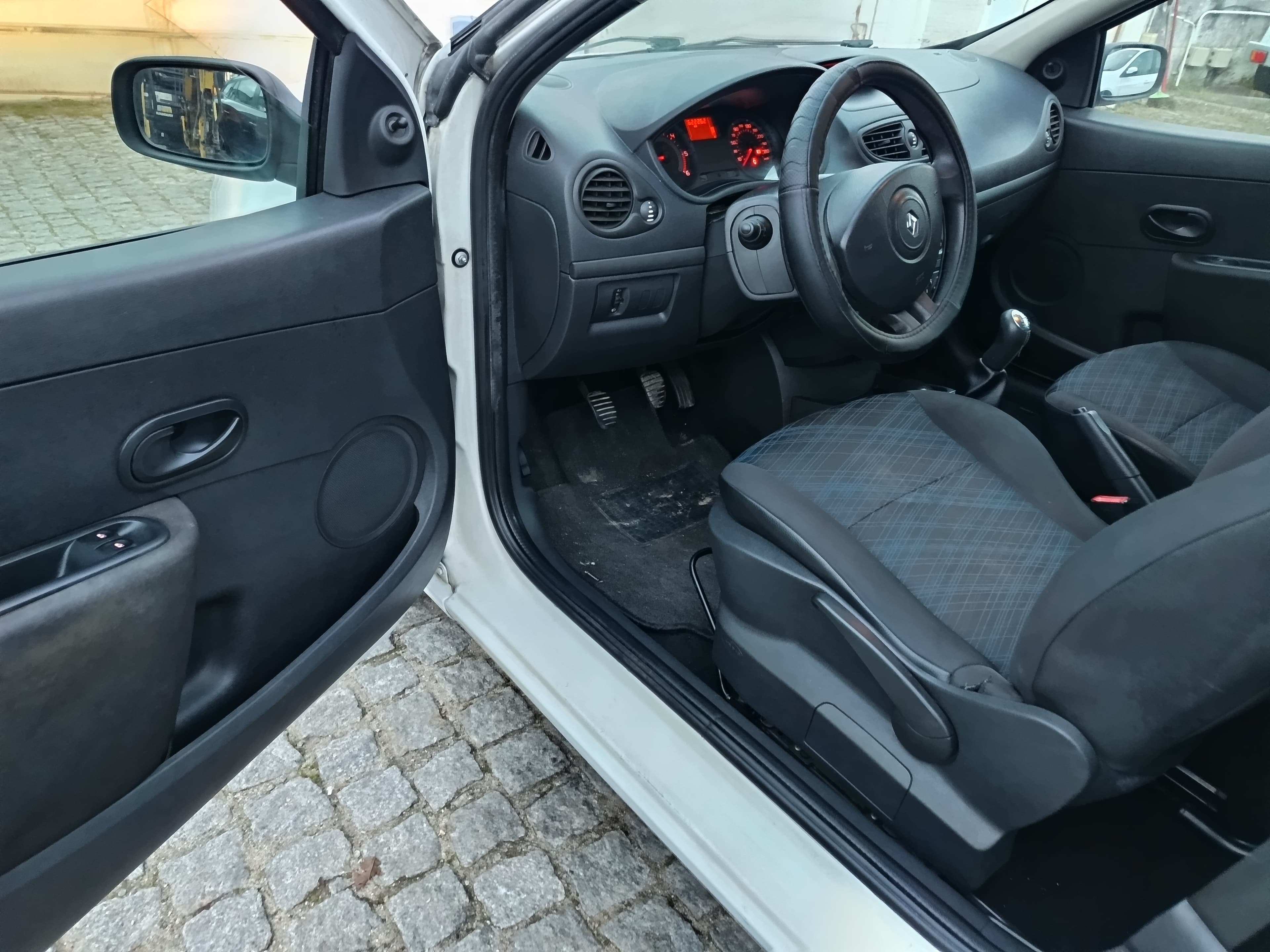 Renault Clio 1.5 DCi · Ano 2008 — image 22