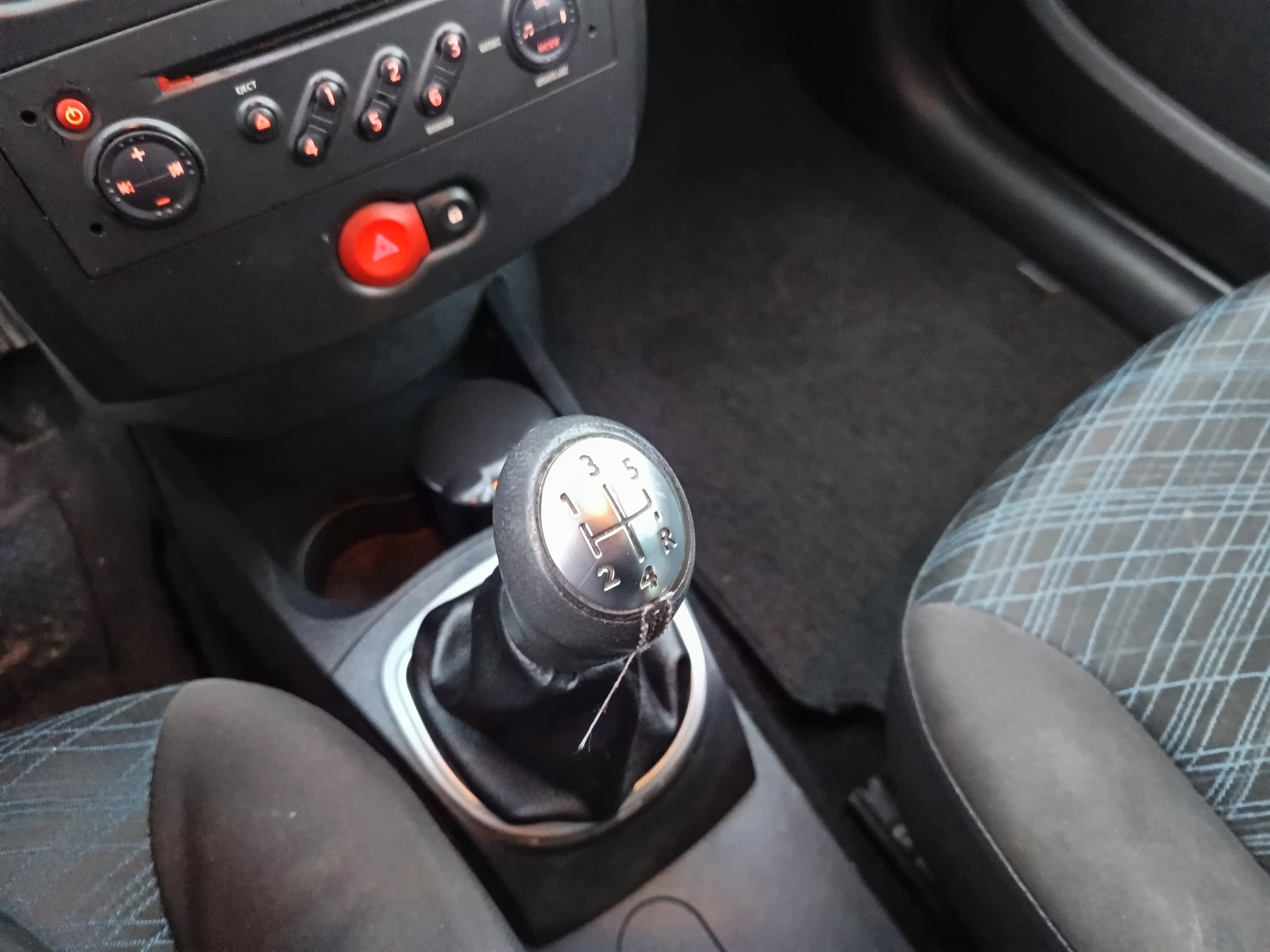 Renault Clio 1.5 DCi · Ano 2008 — image 29