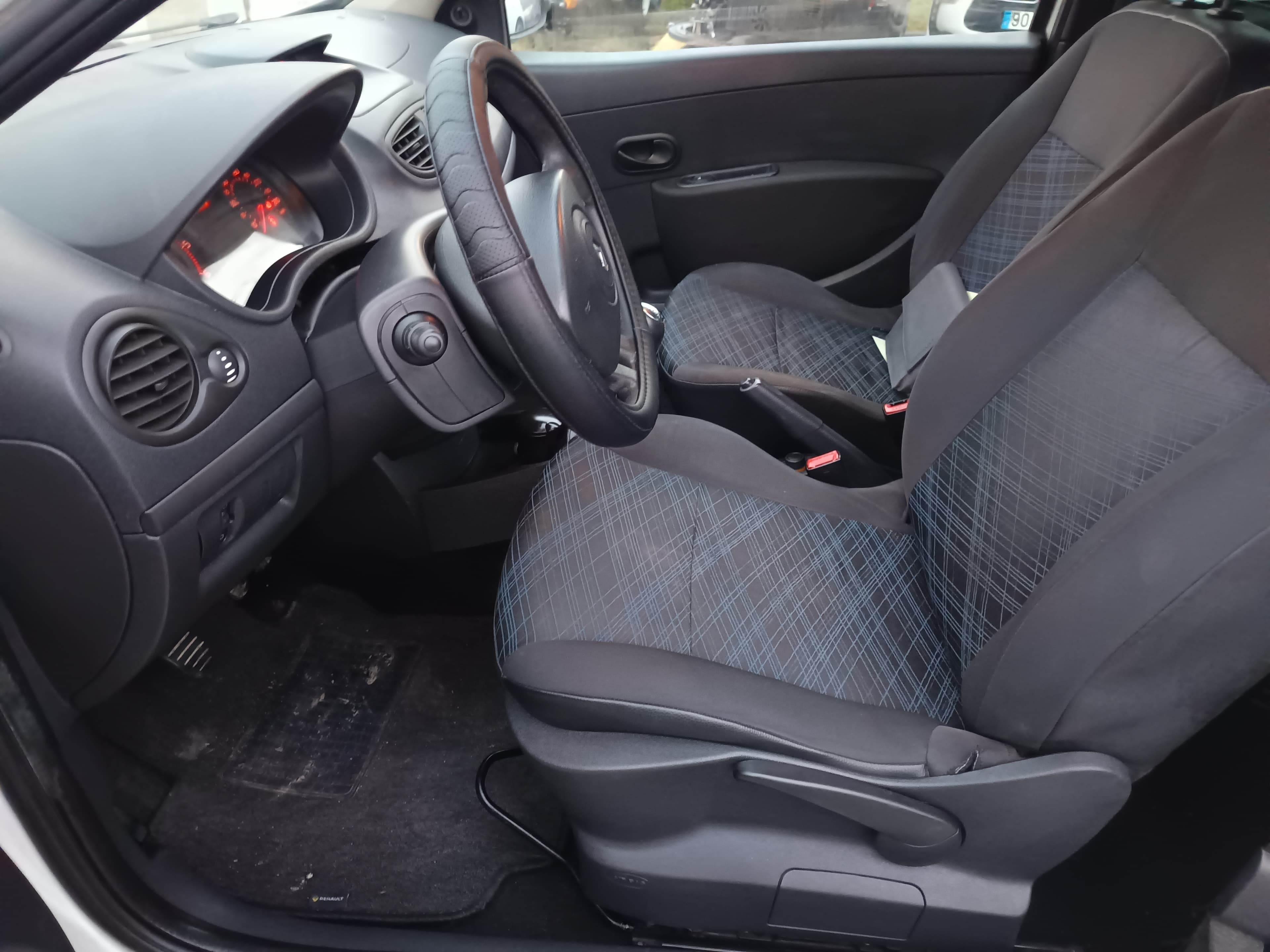 Renault Clio 1.5 DCi · Ano 2008 — image 24