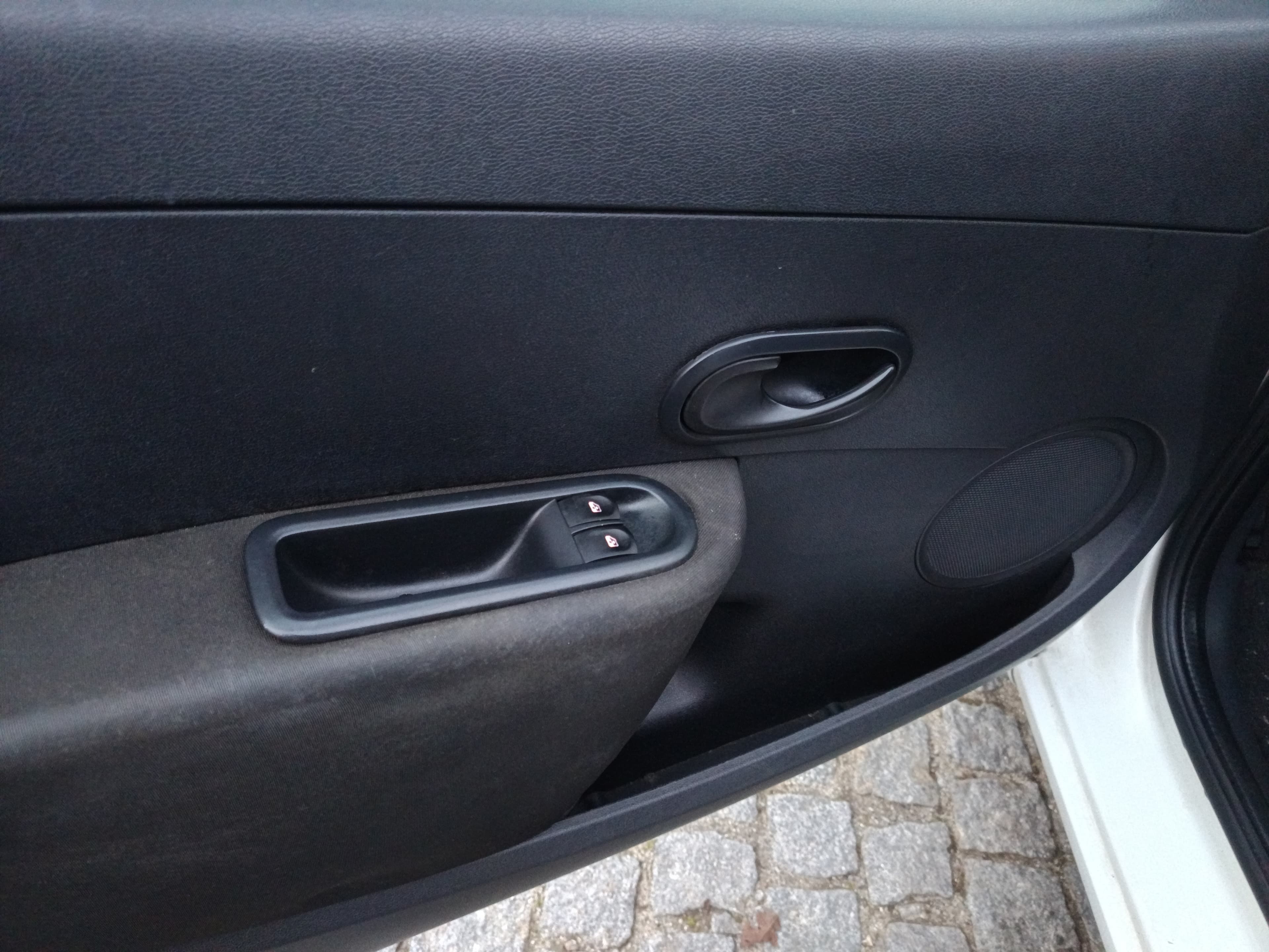 Renault Clio 1.5 DCi · Ano 2008 — image 23