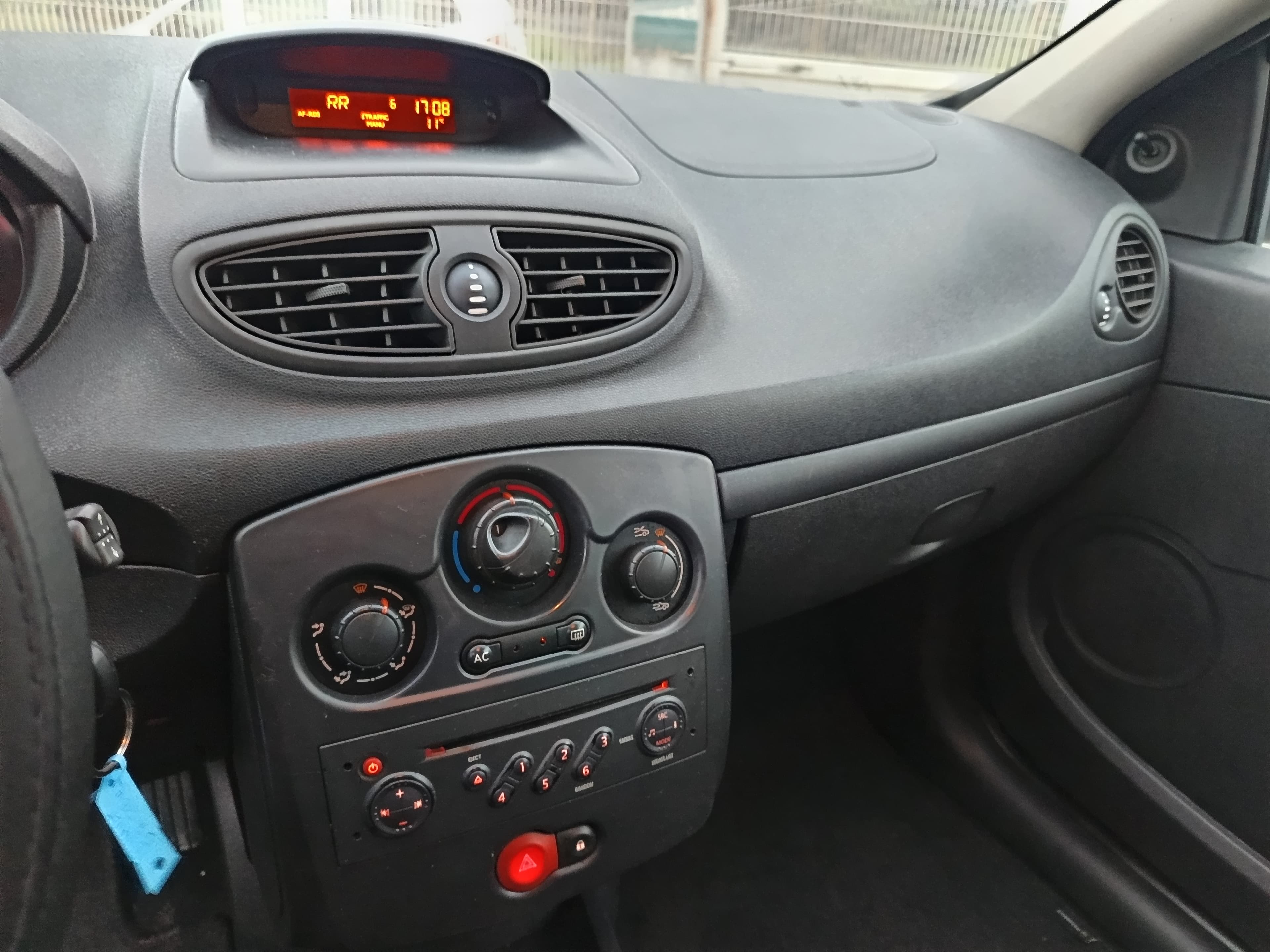 Renault Clio 1.5 DCi · Ano 2008 — image 27