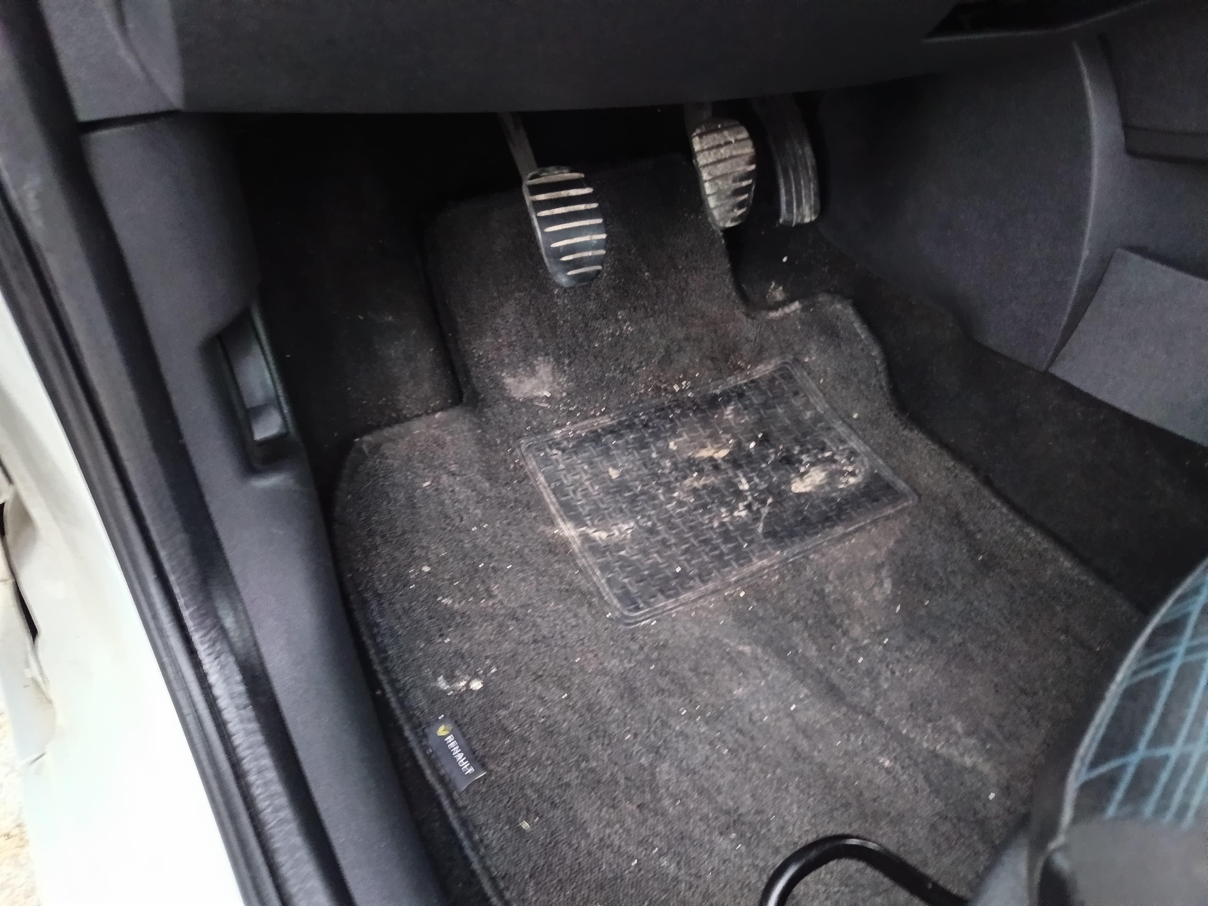 Renault Clio 1.5 DCi · Ano 2008 — image 25