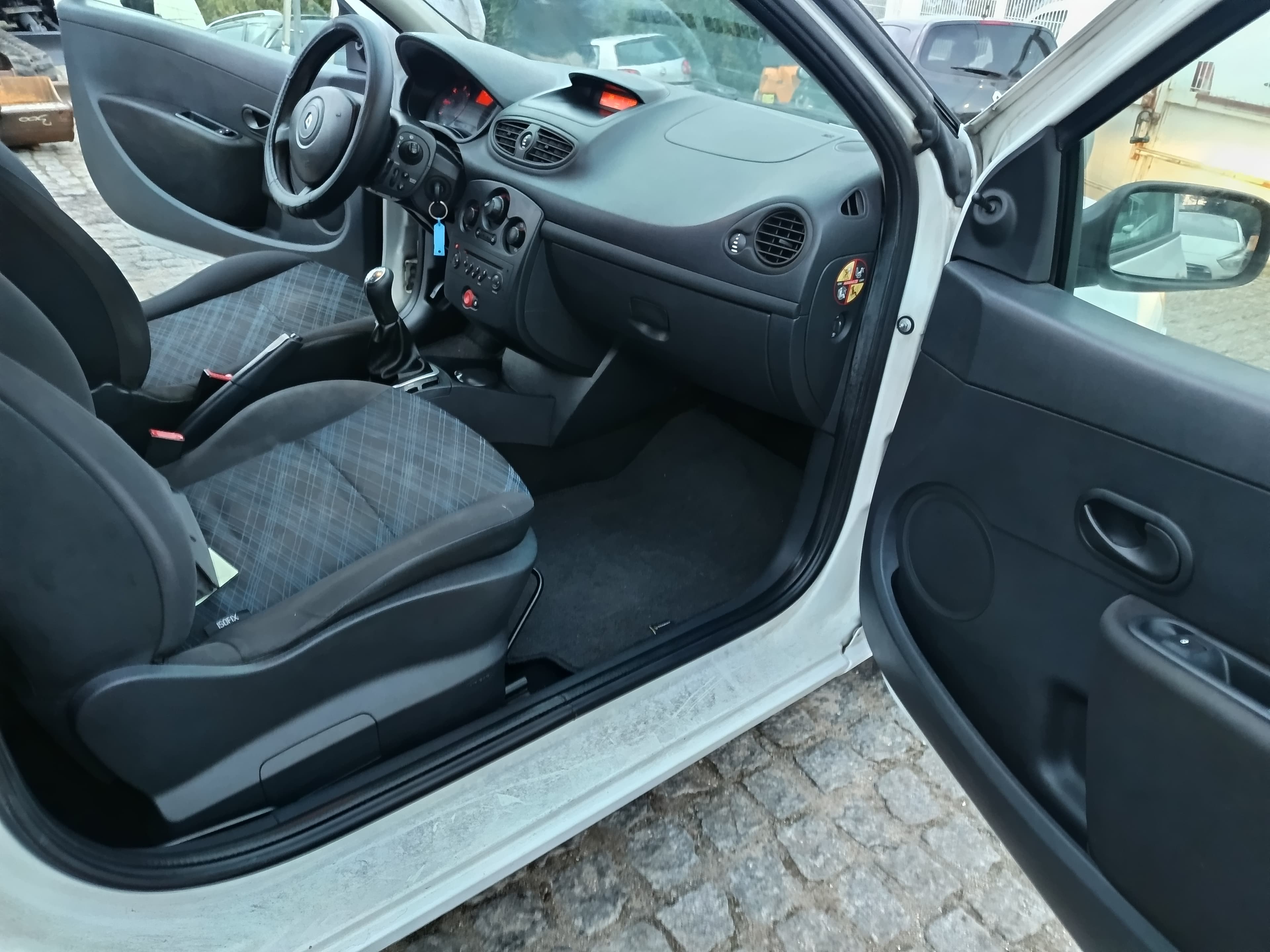 Renault Clio 1.5 DCi · Ano 2008 — image 21