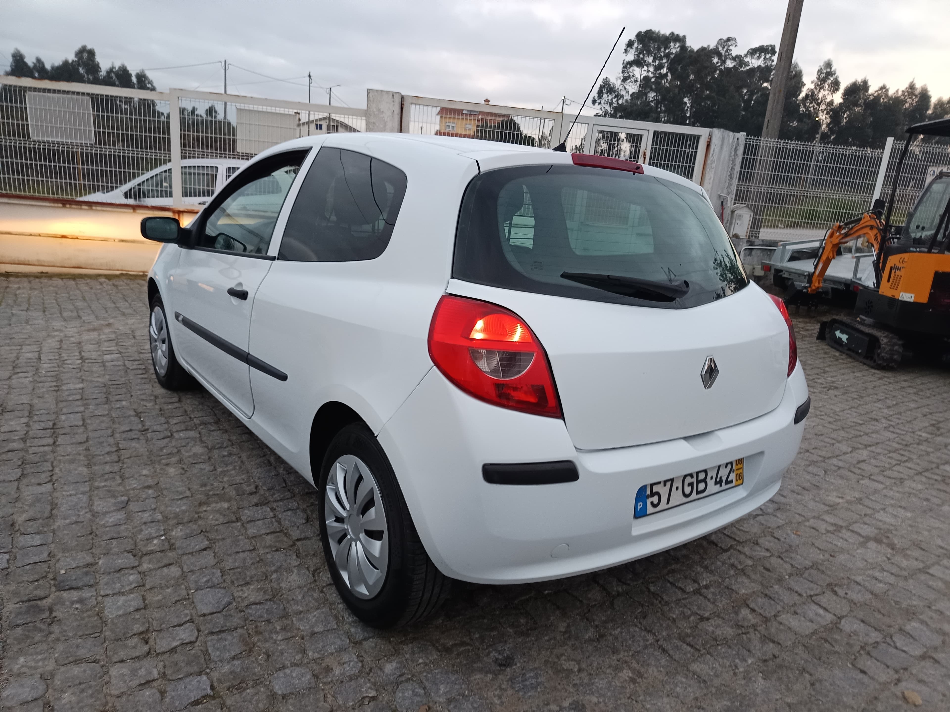 Renault Clio 1.5 DCi · Ano 2008 — image 6