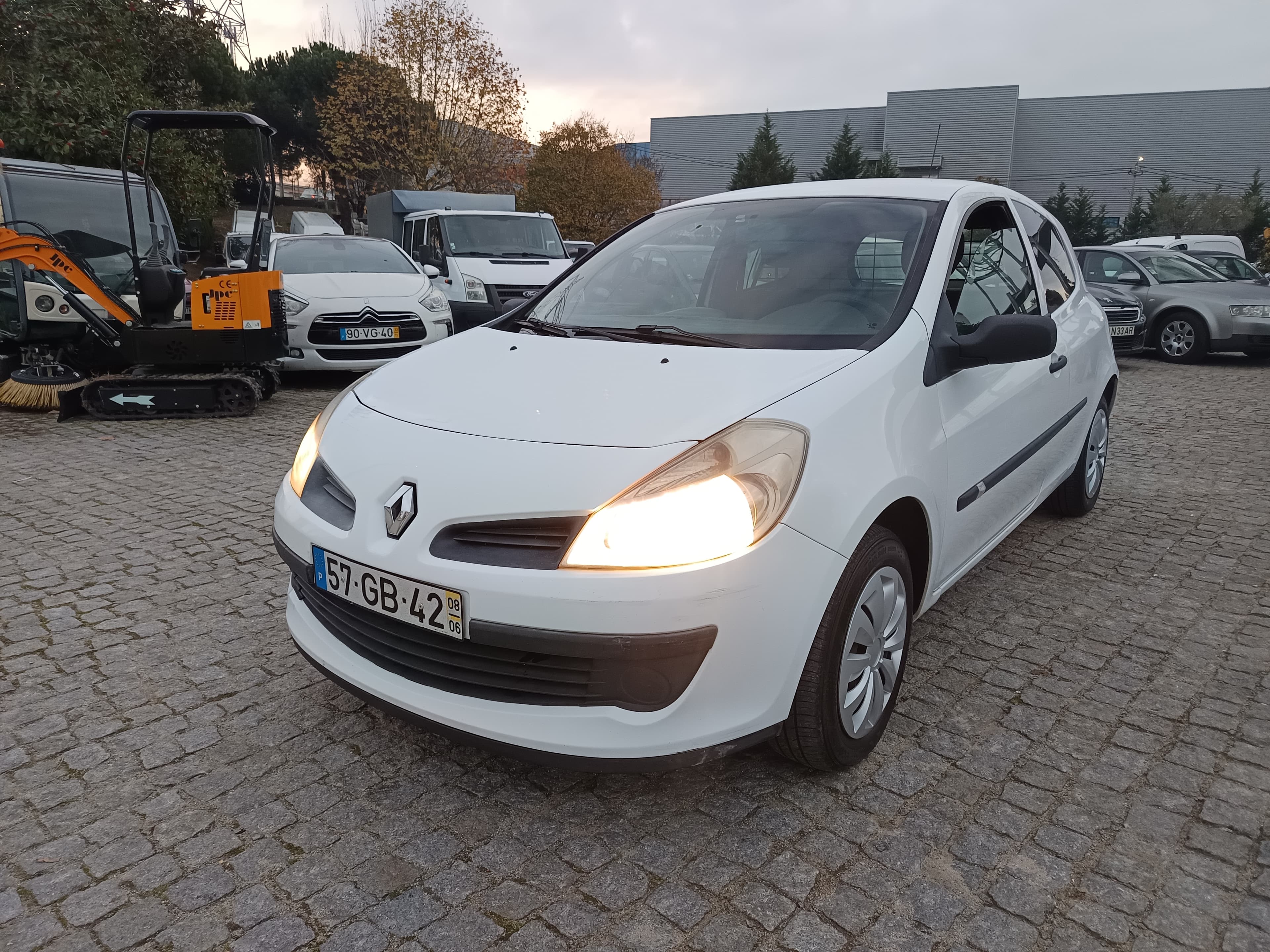 Renault Clio 1.5 DCi · Ano 2008 — image 2